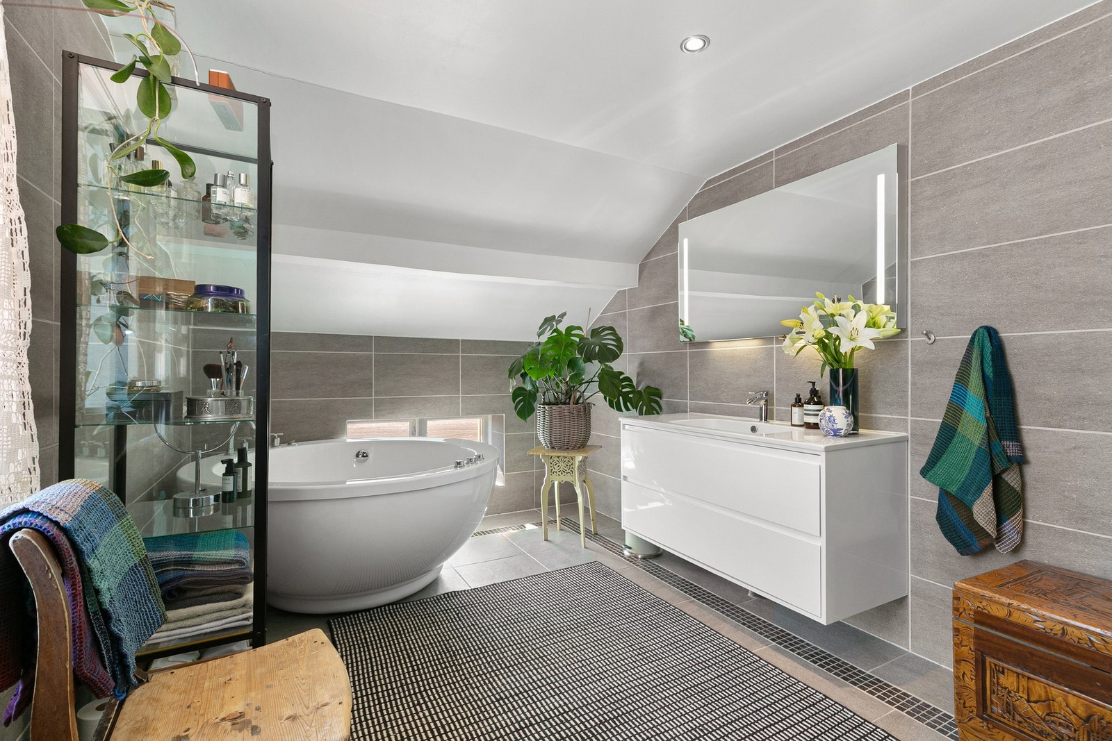 Det flislagte badet har standard fra 2007 og fremstår som svært delikat. Galleribilde