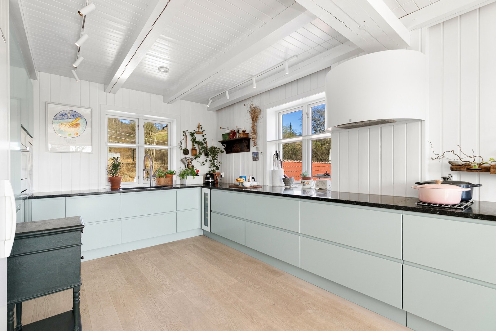 Kjøkkenet ble renovert i 2020. Innredning fra Huseby kjøkken med ekstra dybde(70 cm), og benkeplate/granitt. Miele hvitevarer, vinskap fra Temptek, avtrekksvifte fra Røros Metall. Galleribilde