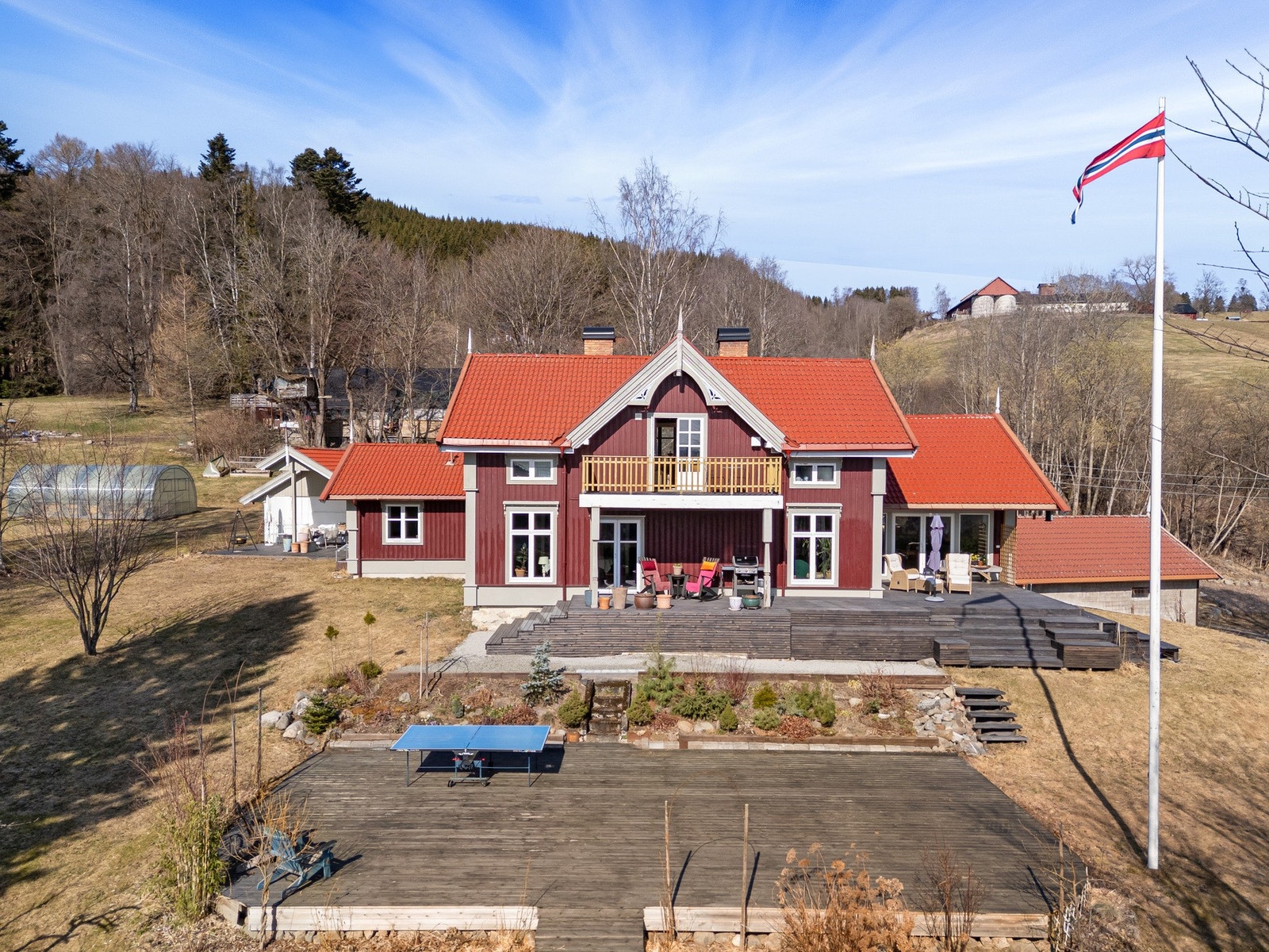 Den store tomten på over 5,8 mål er nydelig plantet og satt sammen slik at det er et blomsterflor fra tidlig vår til sen høst. Galleribilde