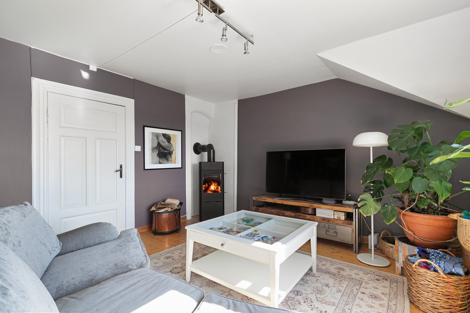 Stuen har peisovn som gir god og lun varme. Galleribilde