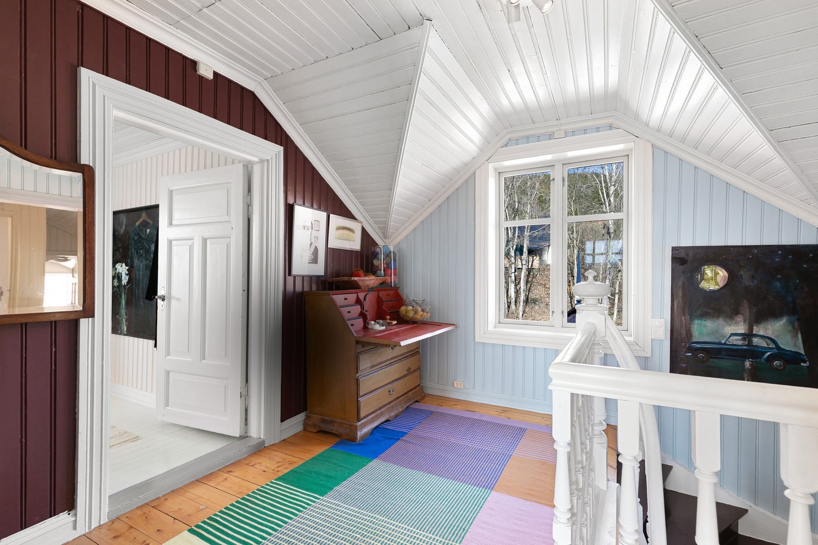 I loftsetasjen er det tre soverom, toalettrom og stort bad. Galleribilde