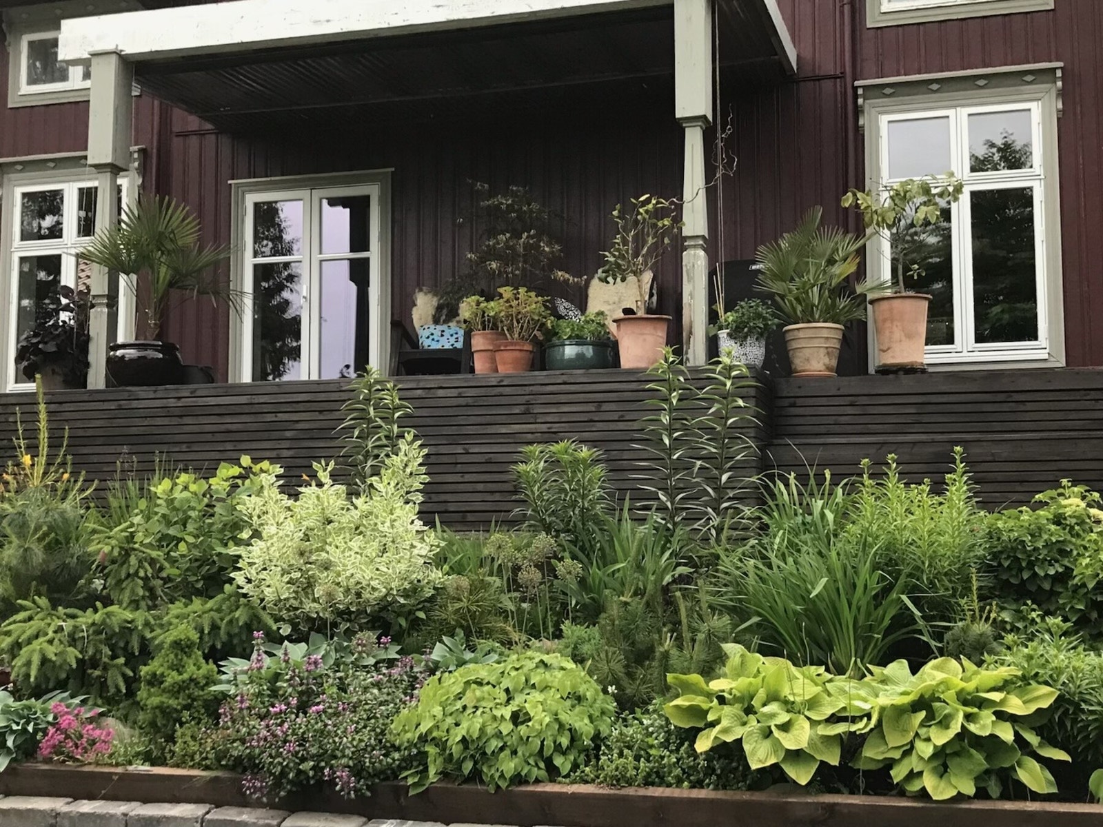 Hagen har en stor og mangfoldig variasjon av stauder, prydbusker og prydtrær. Galleribilde