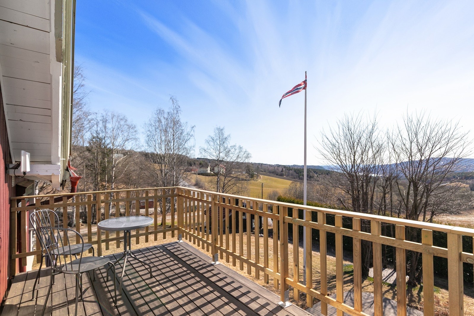 Fra boligen er det utsikt mot bl.a. Mjøsa, Gaupen og helt mot Stange. Galleribilde