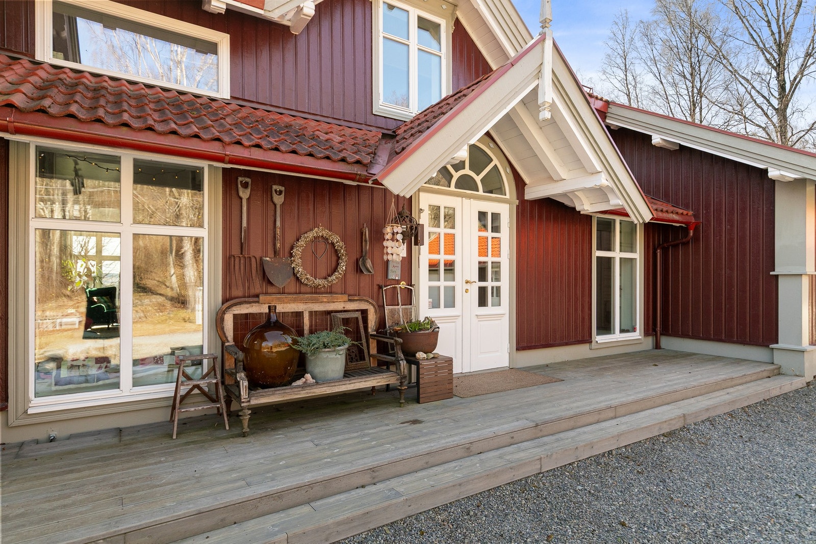 Boligen har et herskapelig inngangsparti med dobbeltfløyet inngangsdør inn til entreen. Galleribilde