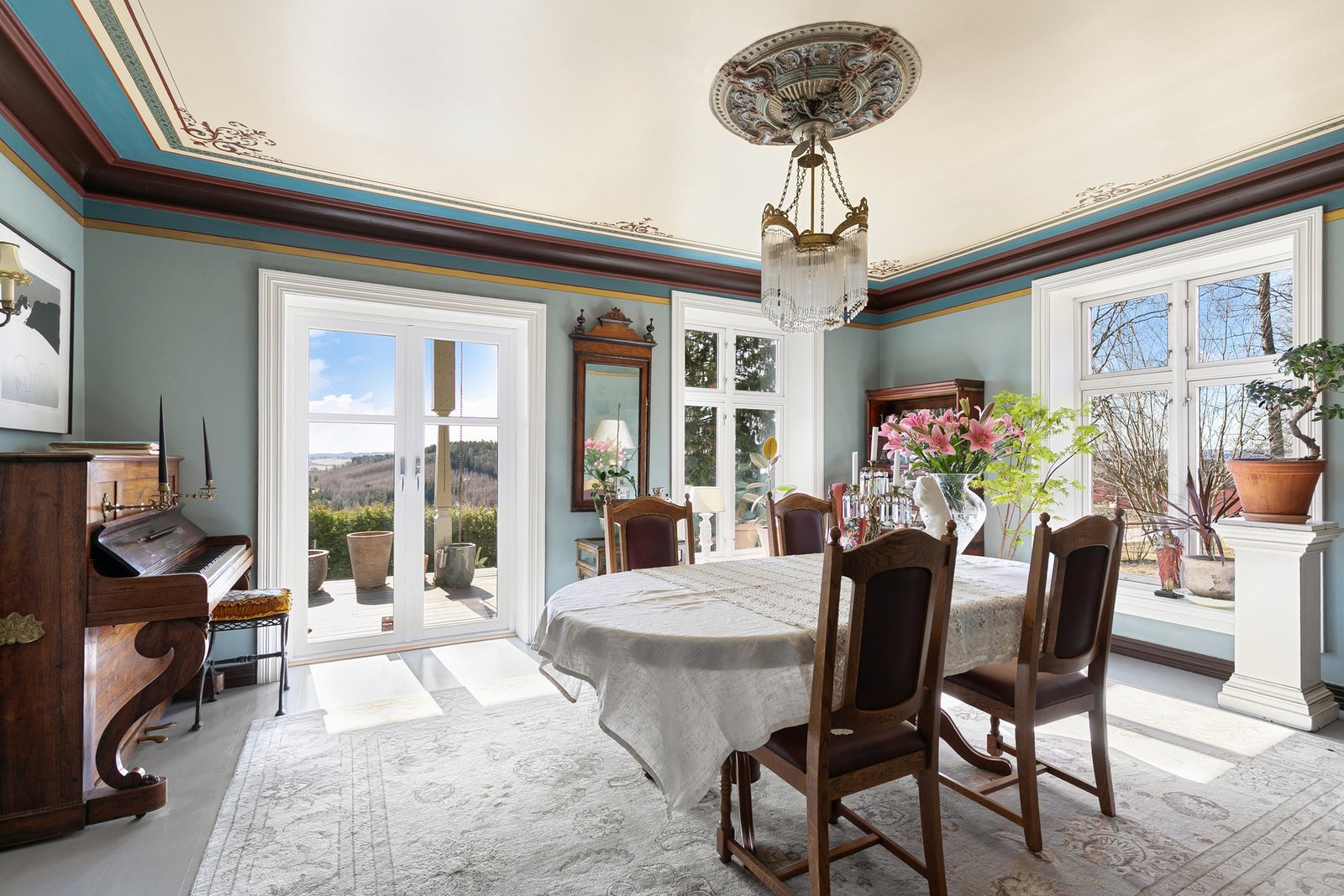 I stuene er flere av de opprinnelige detaljene bevart - som brede lister, tømmervegger og rosetter. Galleribilde