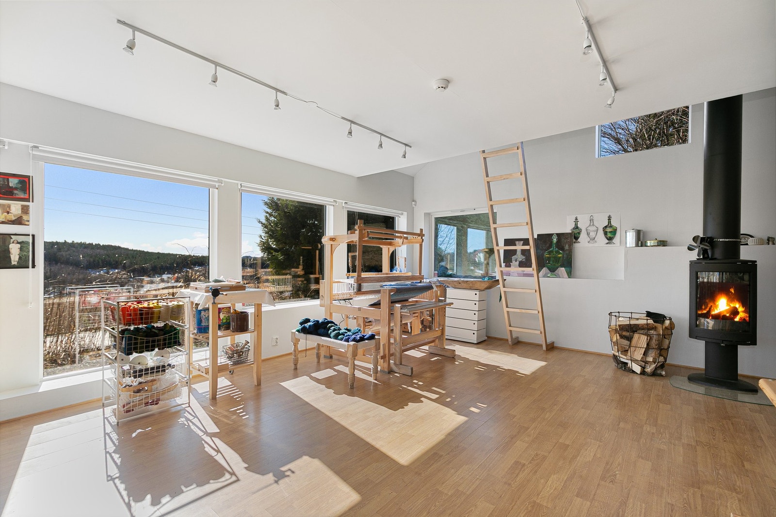 Annekset har store vinduer som gir en god romfølelse, og peisovnen gir lun varme. Galleribilde