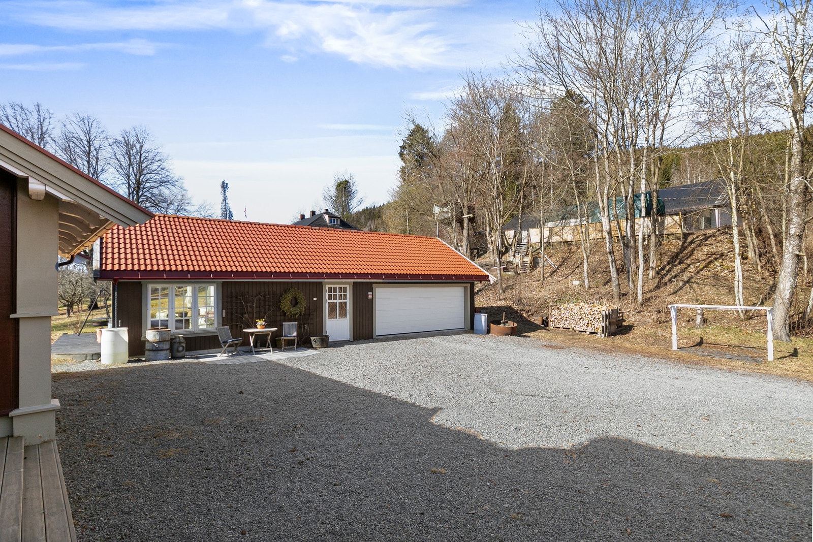 Frittstående dobbeltgarasje med bod og overbygd uteplass Galleribilde