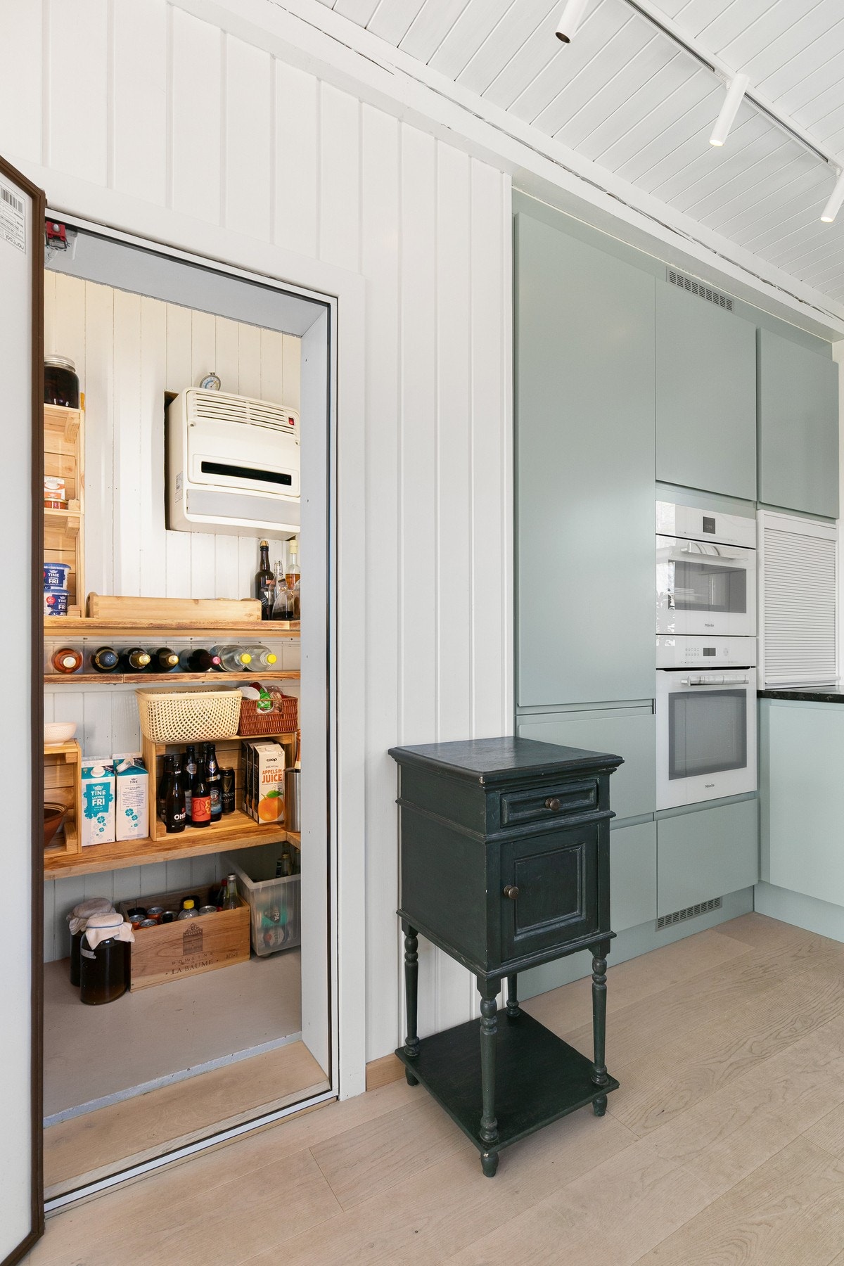 Praktisk kjølerom med god oppbevaringsplass. Galleribilde