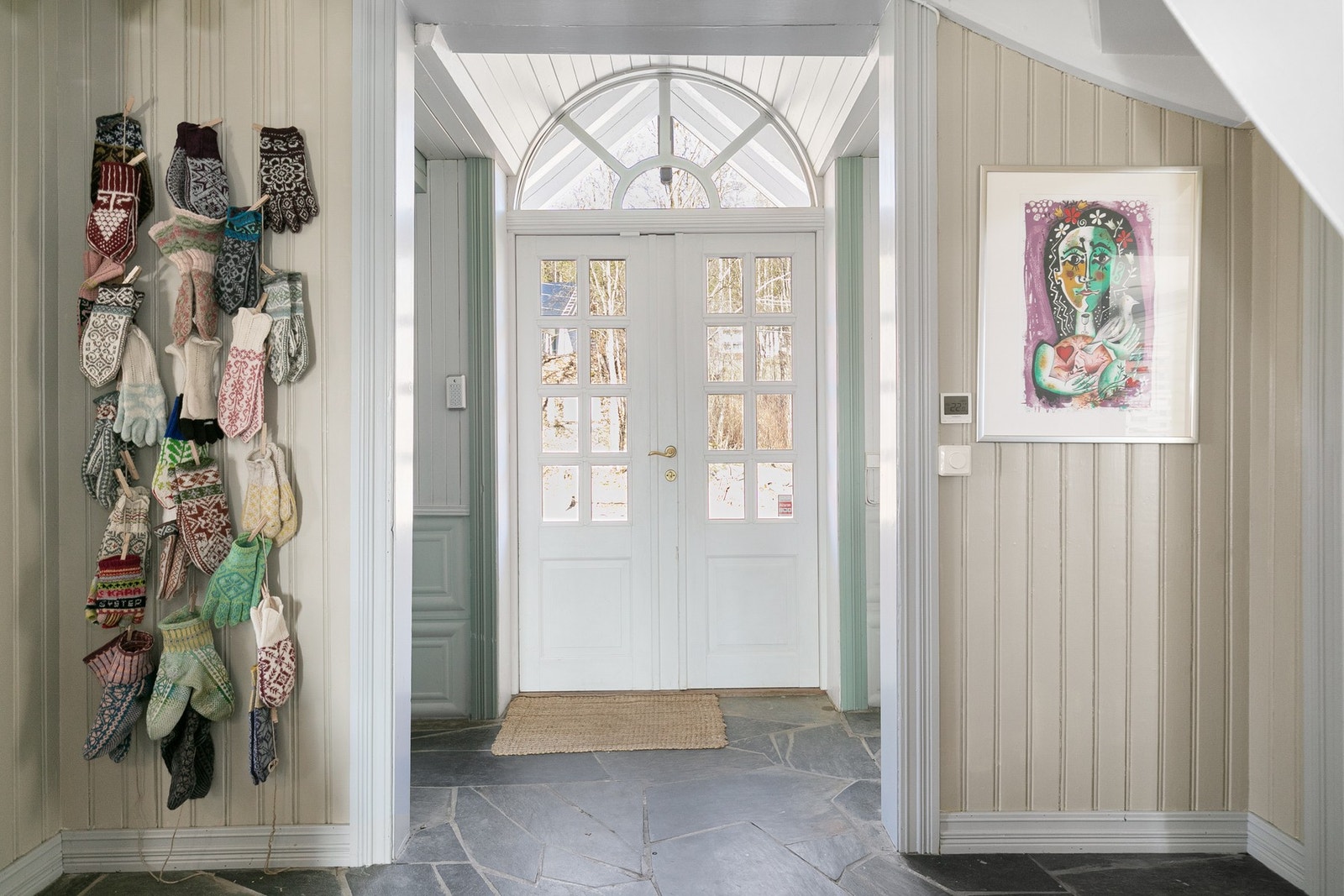 I hallen får man umiddelbart inntrykk av den koselige stilen i boligen. Galleribilde