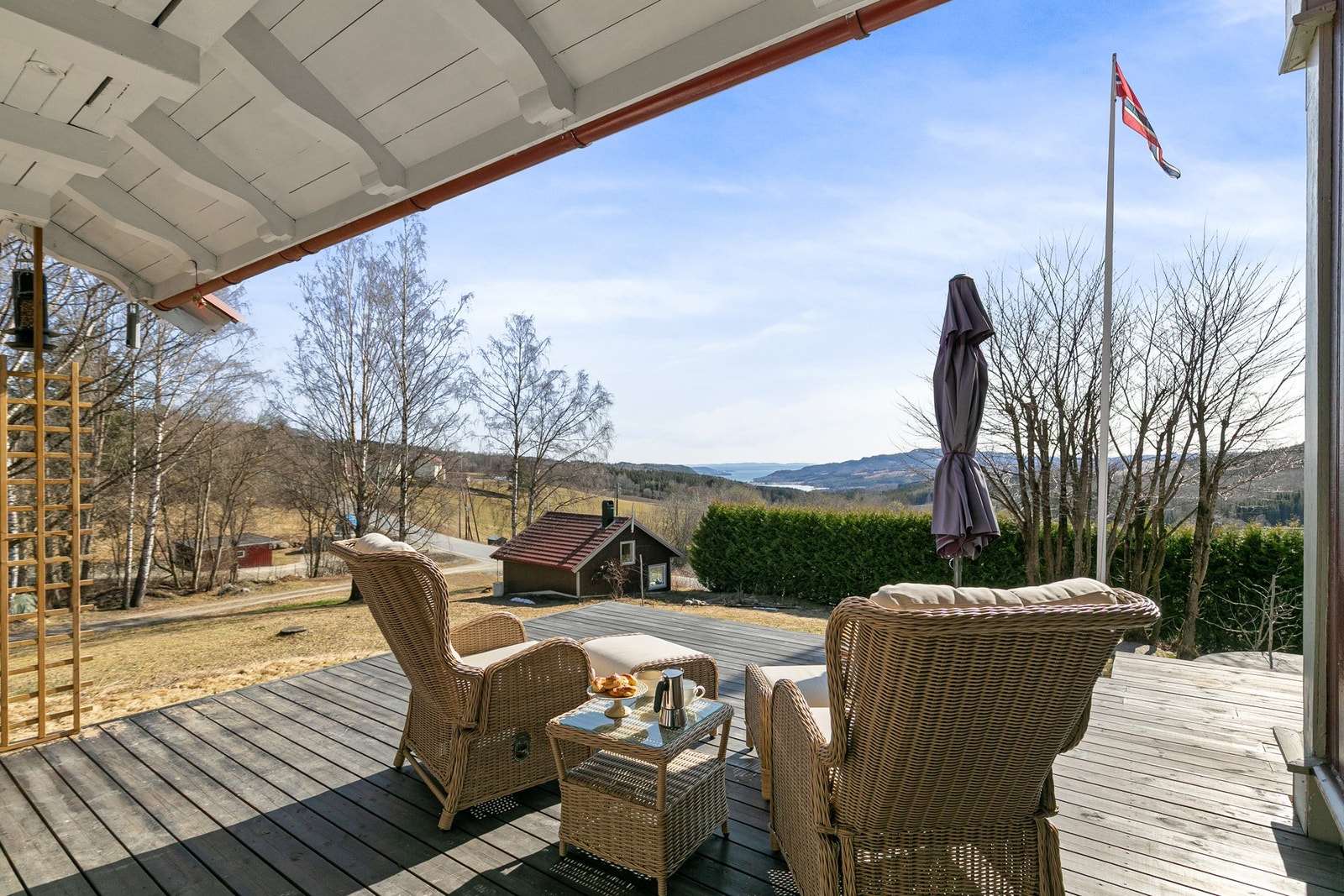 Boligen har flere sitte-/ hvilesteder for å kunne nyte de ulike skiftningene i lyset gjennom hele døgnet - i alle retninger. Samtidig er utsikten helt fantastisk! Galleribilde