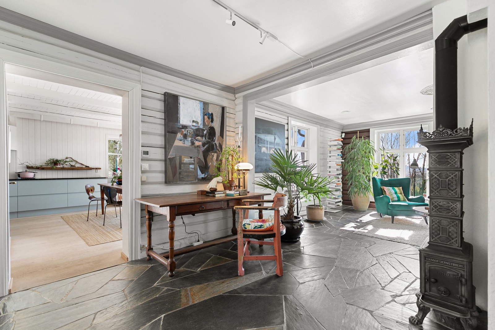 Boligen har tre vakre etasjeovner ble rehabilitert i 2020 og er i bruk. Galleribilde