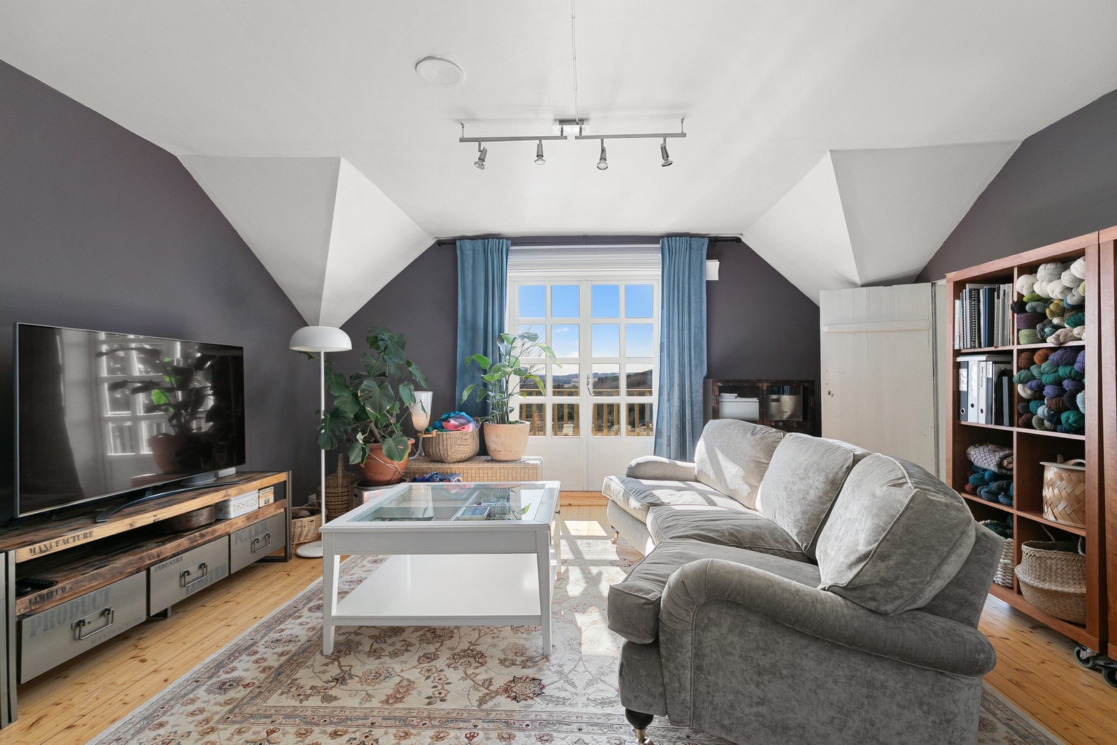 Det største soverommet brukes i dag som stue, og har utgang til sørvendt balkong med nydelig utsikt. Galleribilde