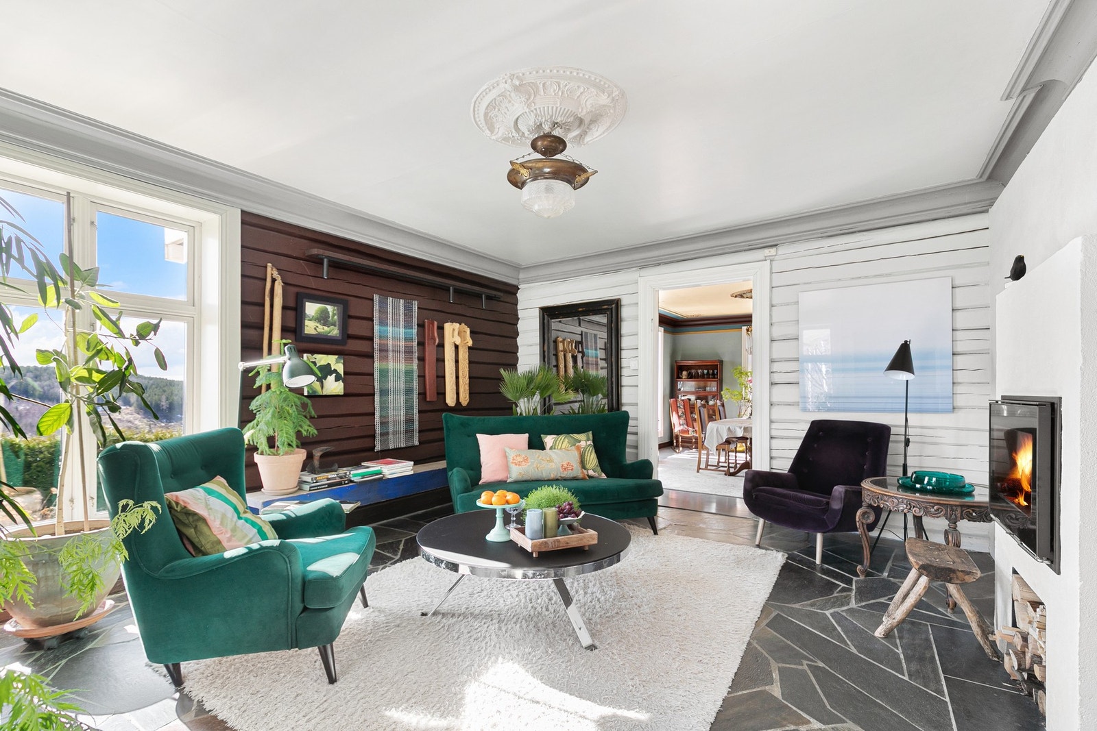 I dagligstuen kan man nyte varmen fra den flotte peisinnsatsen. Galleribilde