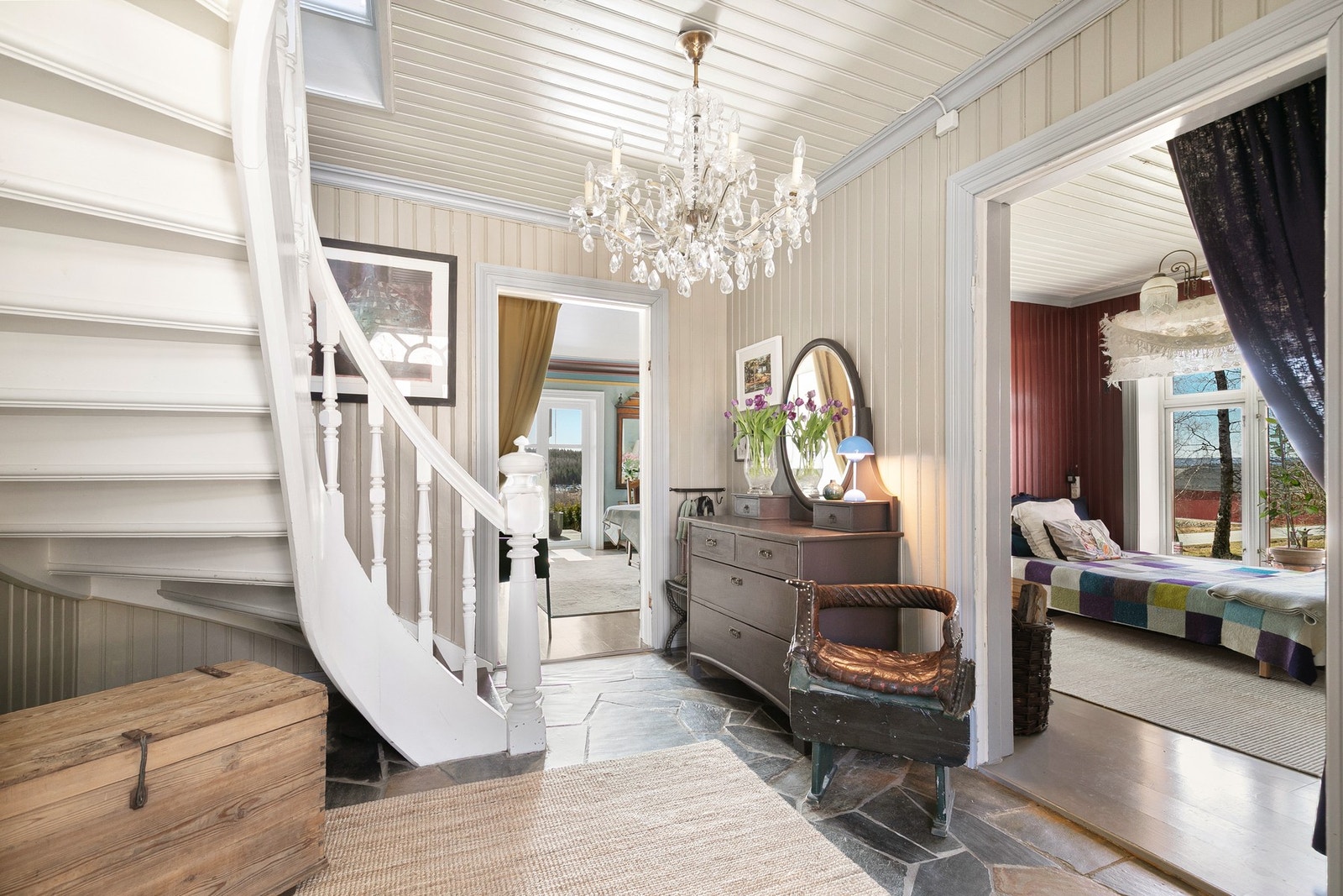 Hallen har skiferfliser på gulv. Galleribilde