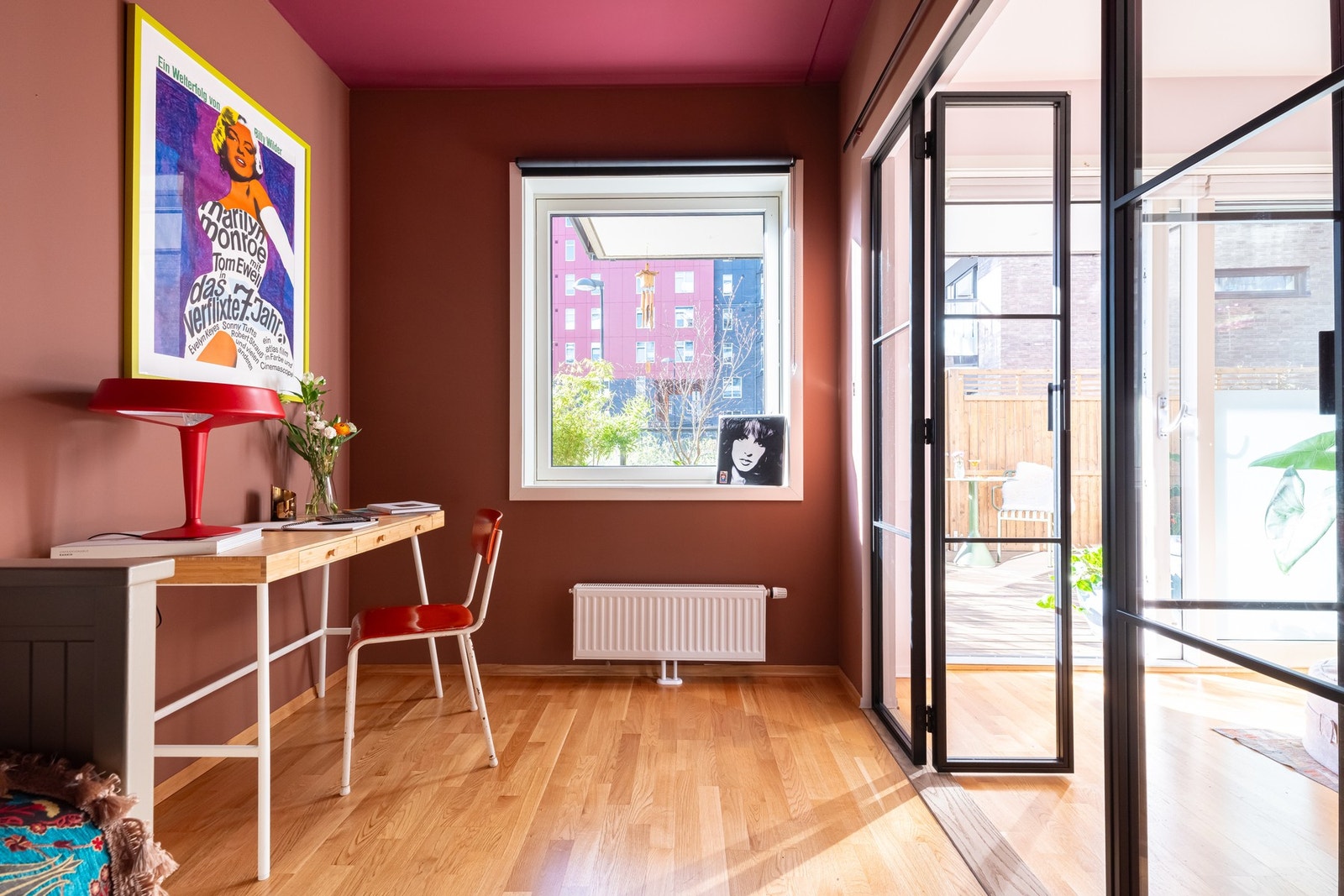 På dette soverommet er det fin plass til seng, hyller og skrivebord. Det er inngang fra både stuen og kjøkkenet inn til dette soverommet. Galleribilde