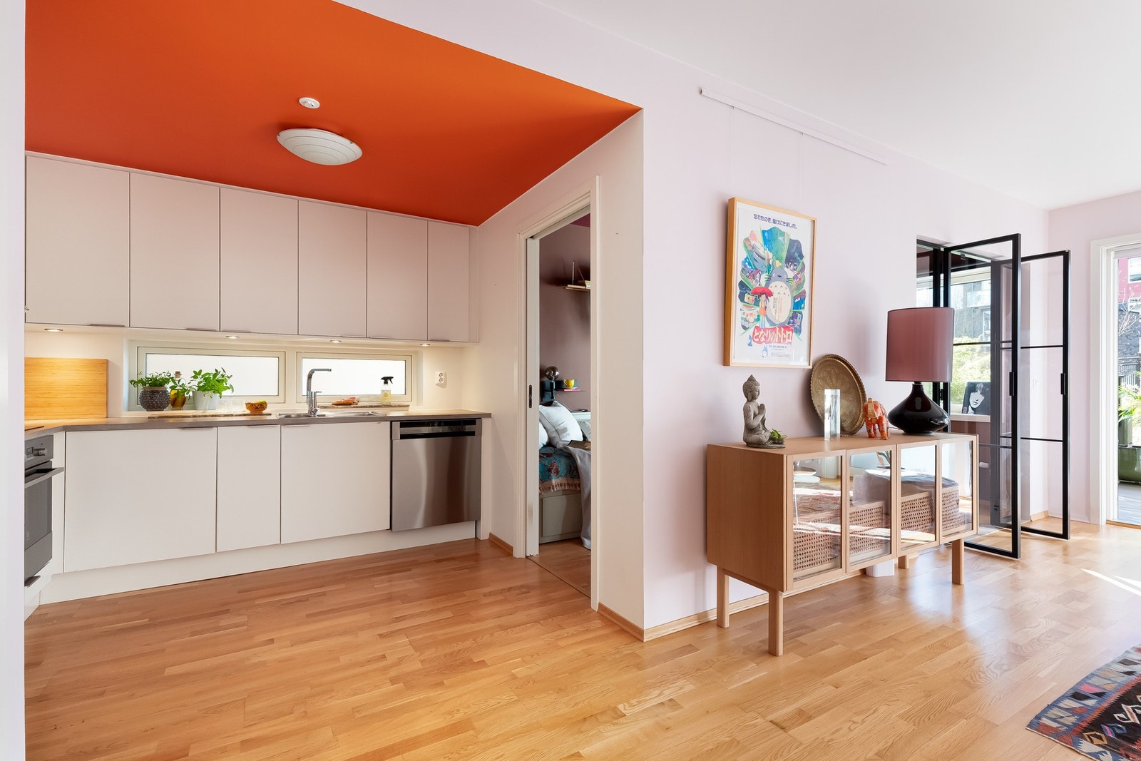 Kjøkkenet er utstyrt med integrert ovn og opplegg for vaskemaskin. Hvitevarene er fra AEG, Grundig og Elextrolux. Alle hvitevarene medfølger ved salg. Galleribilde