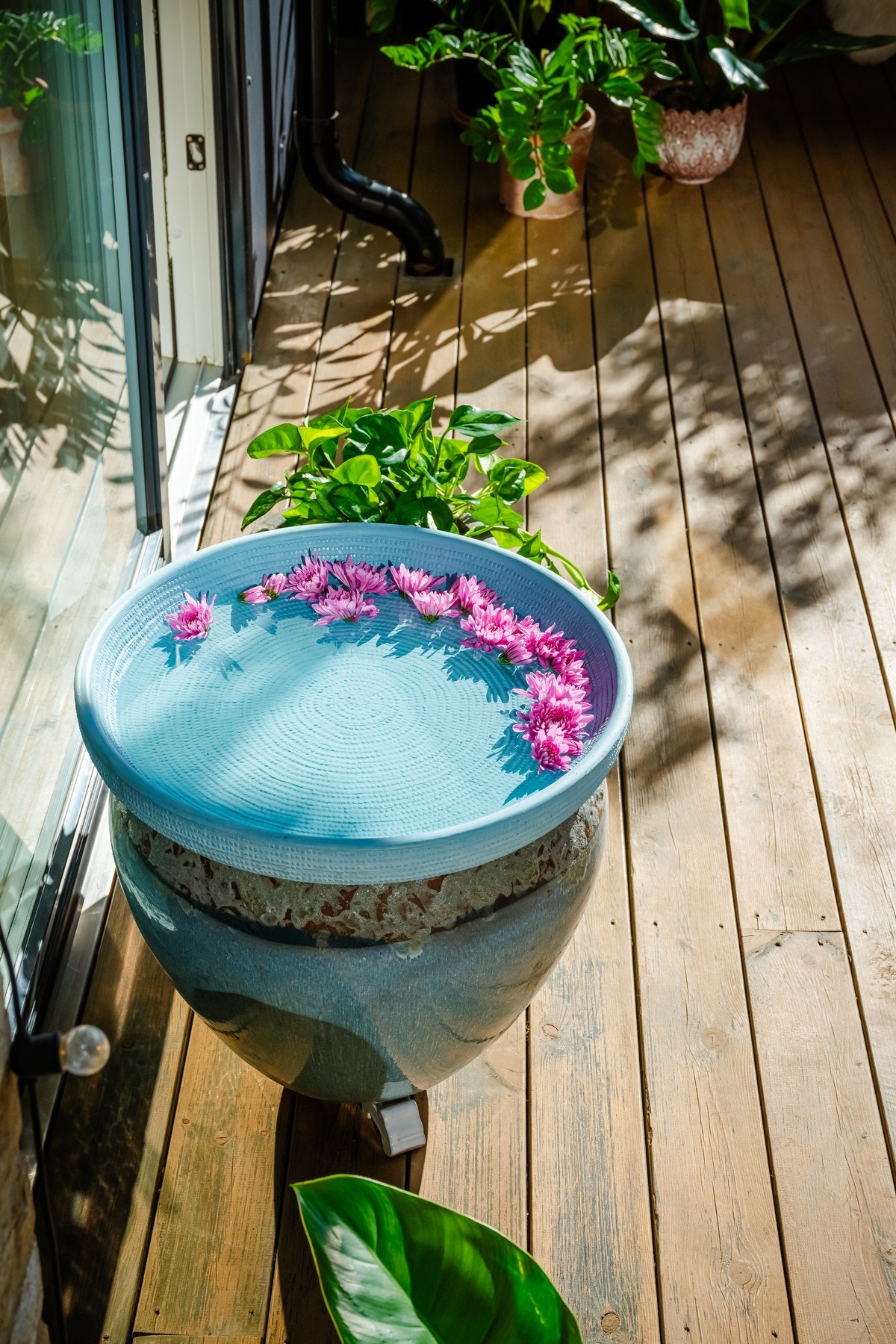 Terrassebordene er godt vedlikeholdt ved at de har blitt polert og beiset hver sesong siden 2020. Galleribilde