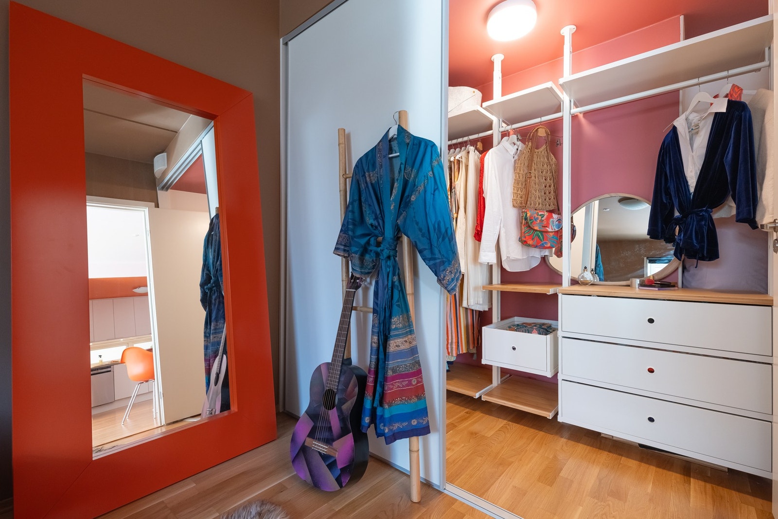 Det er valgt en skreddersydd løsning i walk-in closetet for optimalt bruk av plassarealet og som gir et eksklusivt uttrykk. Galleribilde