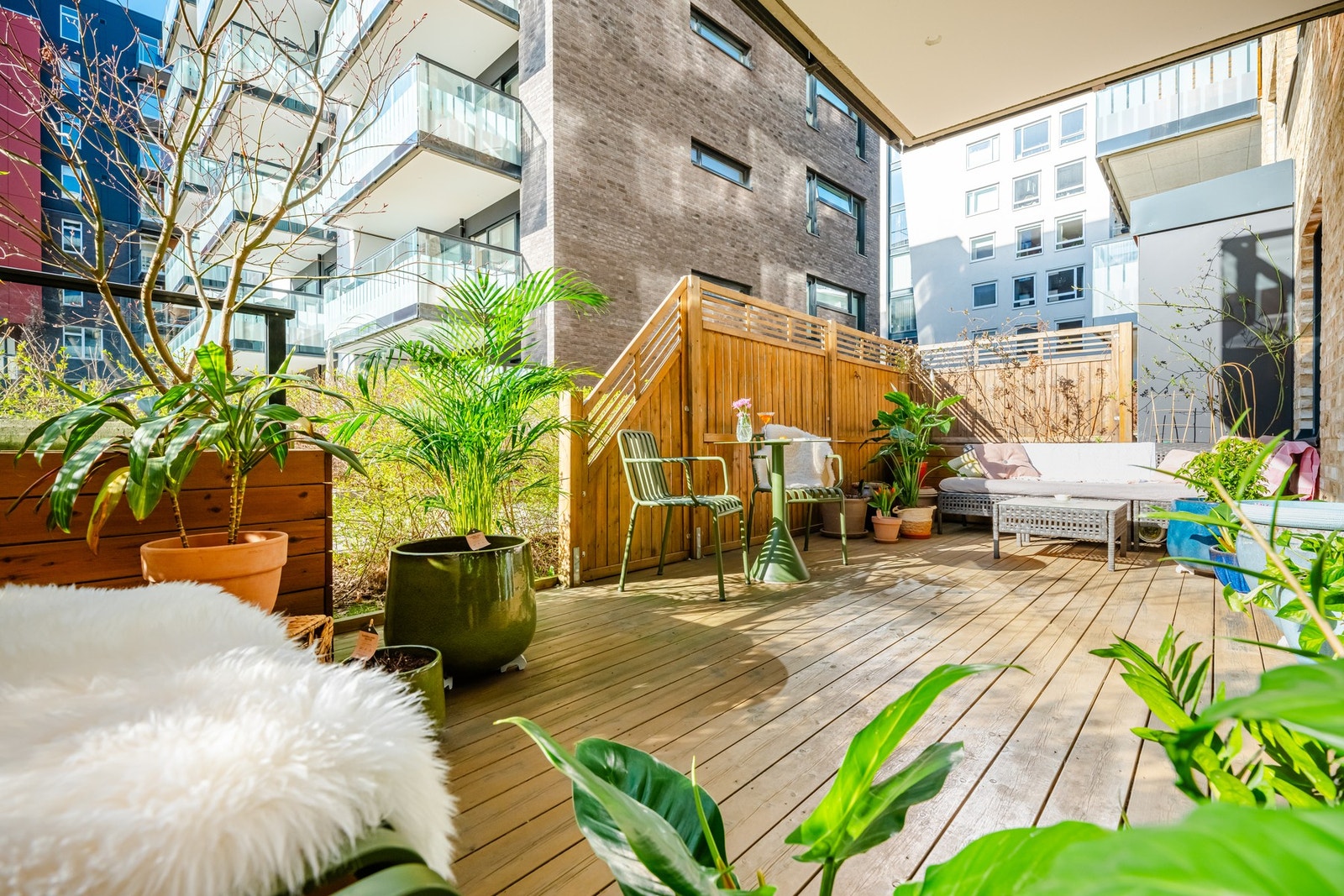 På solfylte sommerdager er det sol på uteplassen fra ca. kl. 13-19 ifølge nåværende eier. Markterrassen oppleves skjermet og er et flott sted å nyte varme sommerdager! Galleribilde