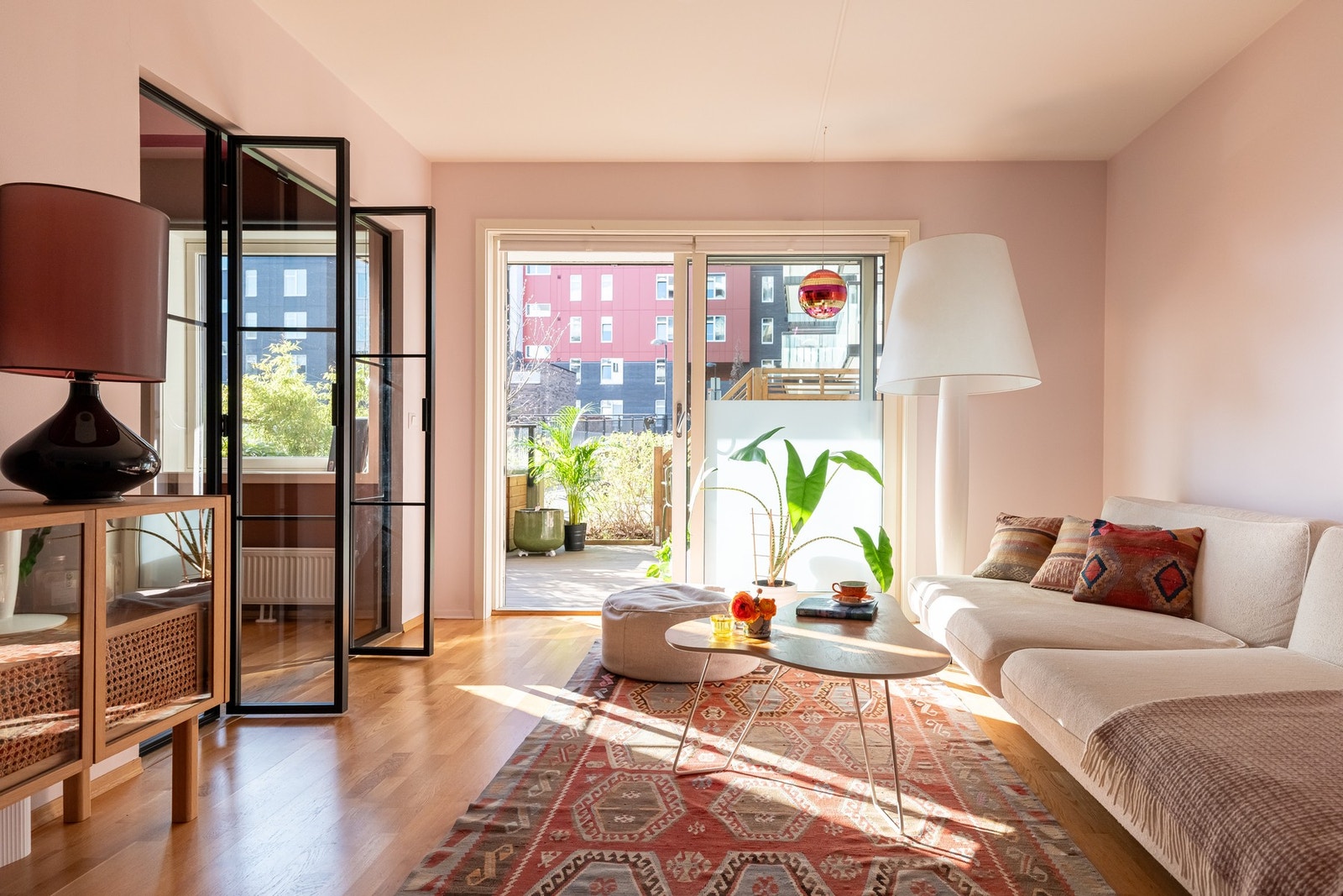 Stuen har gode innredningsmuligheter hvor det er god plass til sofagruppe med tilhørende møblement. Galleribilde