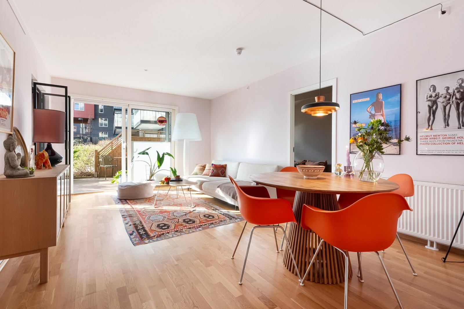 Det er i tillegg god plass til spisebord hvor du kan invitere venner og familie til hyggelige lag. Galleribilde