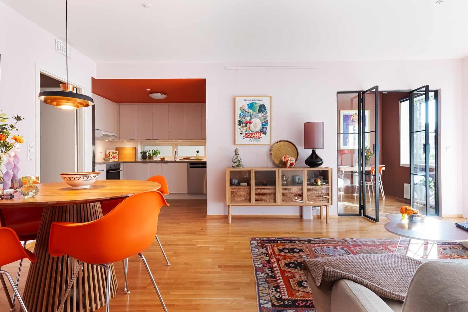 I leiligheten er det parkettgulv, samt malte vegger som er spesielt valgt for å fremheve lysforhold og som er tilpasset bruken av ulike områder av leiligheten. Galleribilde