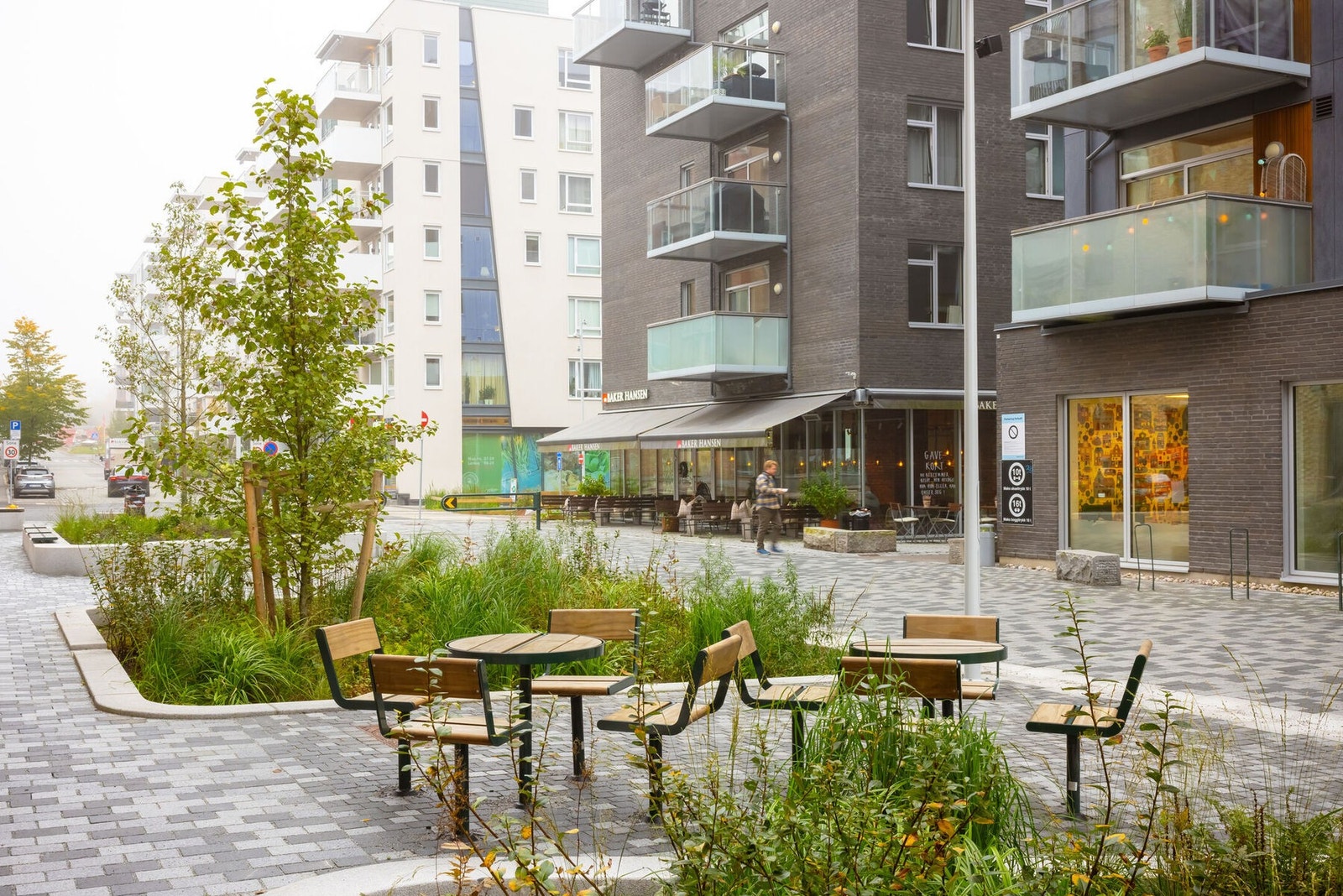 Lørenveien har nylig vært under stor utvikling. Deler av Lørenveien har nå blitt enveiskjørt med tosidig fortau og tosidig opphøyd sykkefelt. Det er også etablert hyggelige sittegrupper. Galleribilde