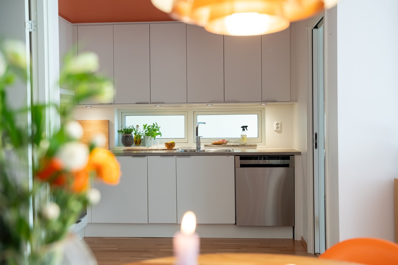 Lekkert kjøkken fra byggeår som er fra Norema. Det er et godt utnyttet kjøkken med mye skap- og benkeplass. Galleribilde