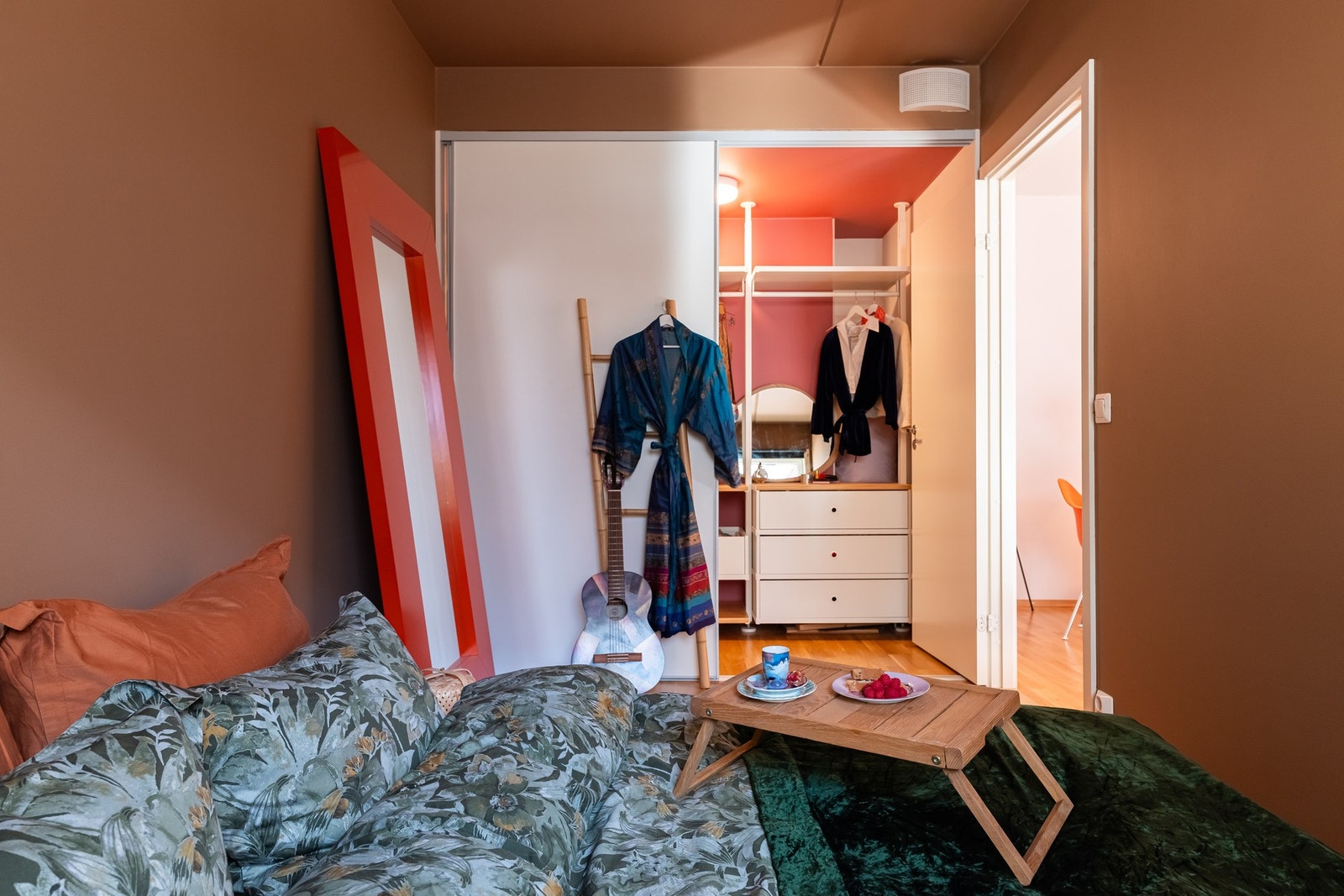 Dette soverommet ligger med direkte adkomst til walk-in-garderobe. Galleribilde