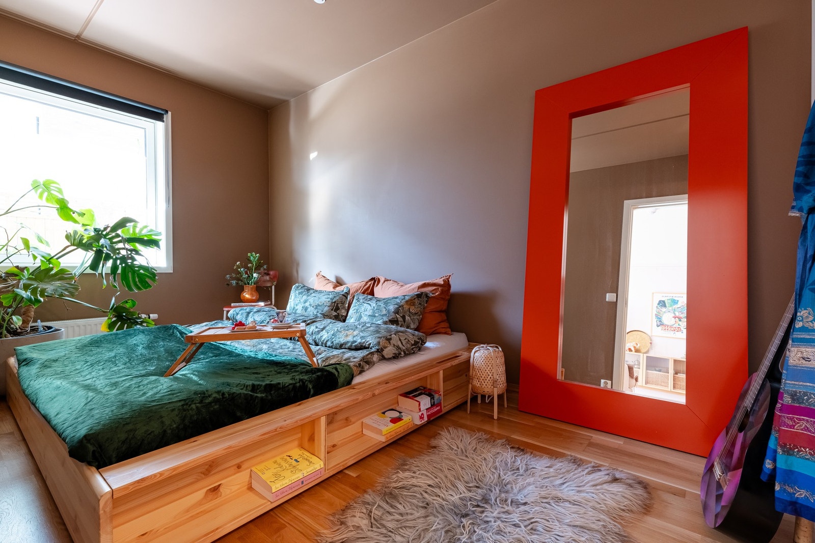 På hovedsoverommet er det god plass til dobbeltseng, nattbord og speil. Galleribilde