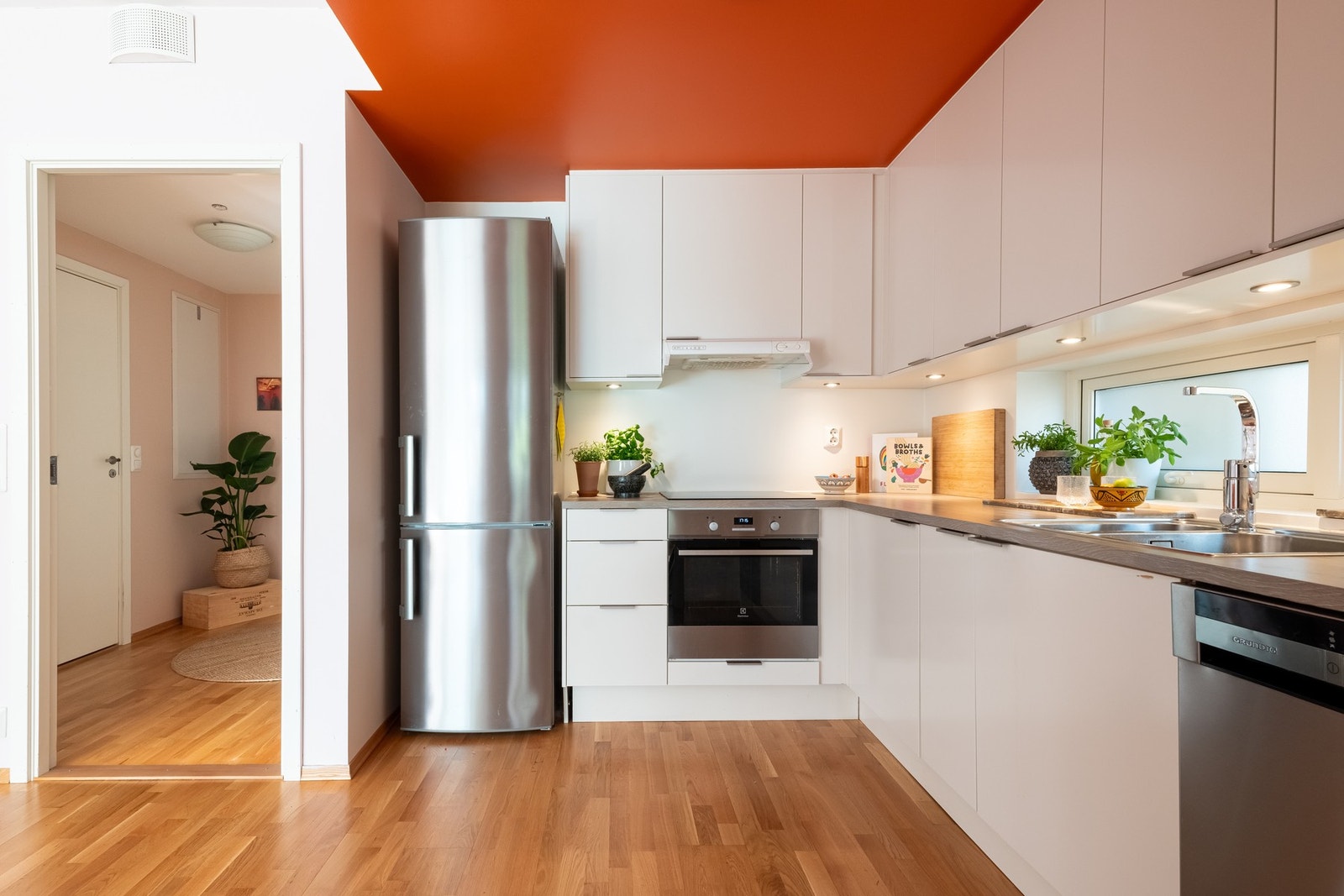 Den delvis åpne kjøkkenløsningen gjør det enkelt å være sosial samtidig som du lager mat. Galleribilde