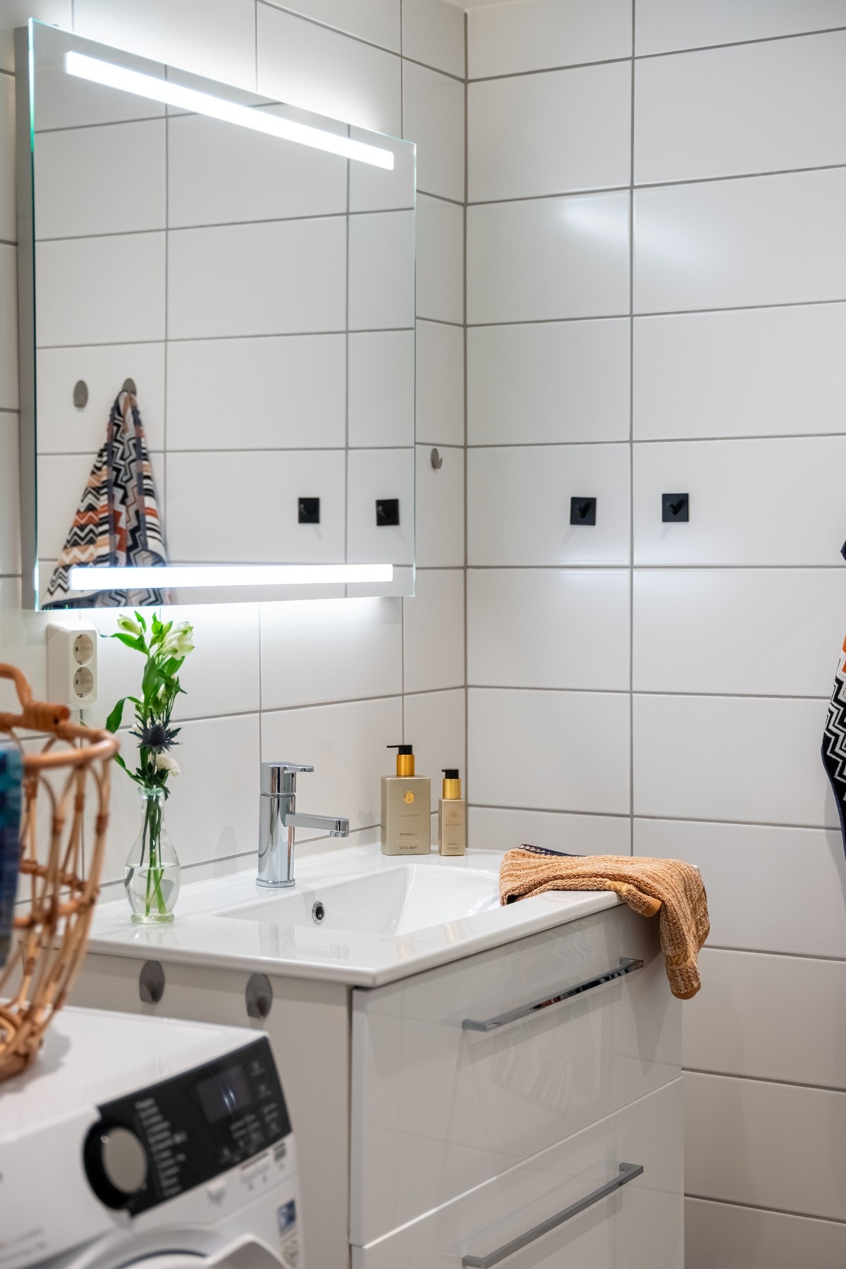 Det er både opplegg og plass for både vaskemaskin og tørketrommel på badet. Galleribilde