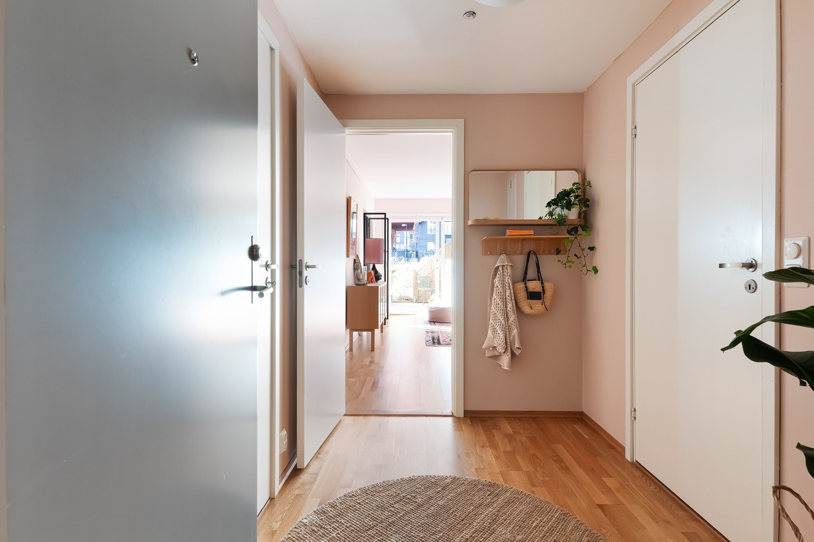 Her blir du møtt av en innbydende entré som gir et godt førsteinntrykk av leiligheten. Galleribilde