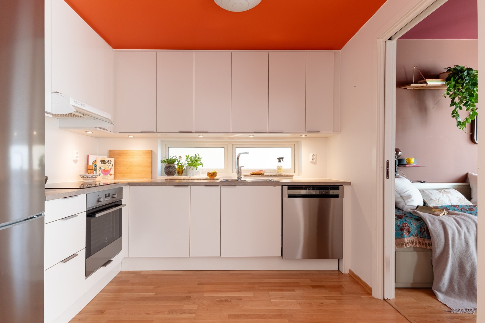 Innredningen har fabrikklakkerte glatte fronter og laminat benkeplate med nedfelt oppvaskkum og nedfelt induksjon koketopp. Galleribilde