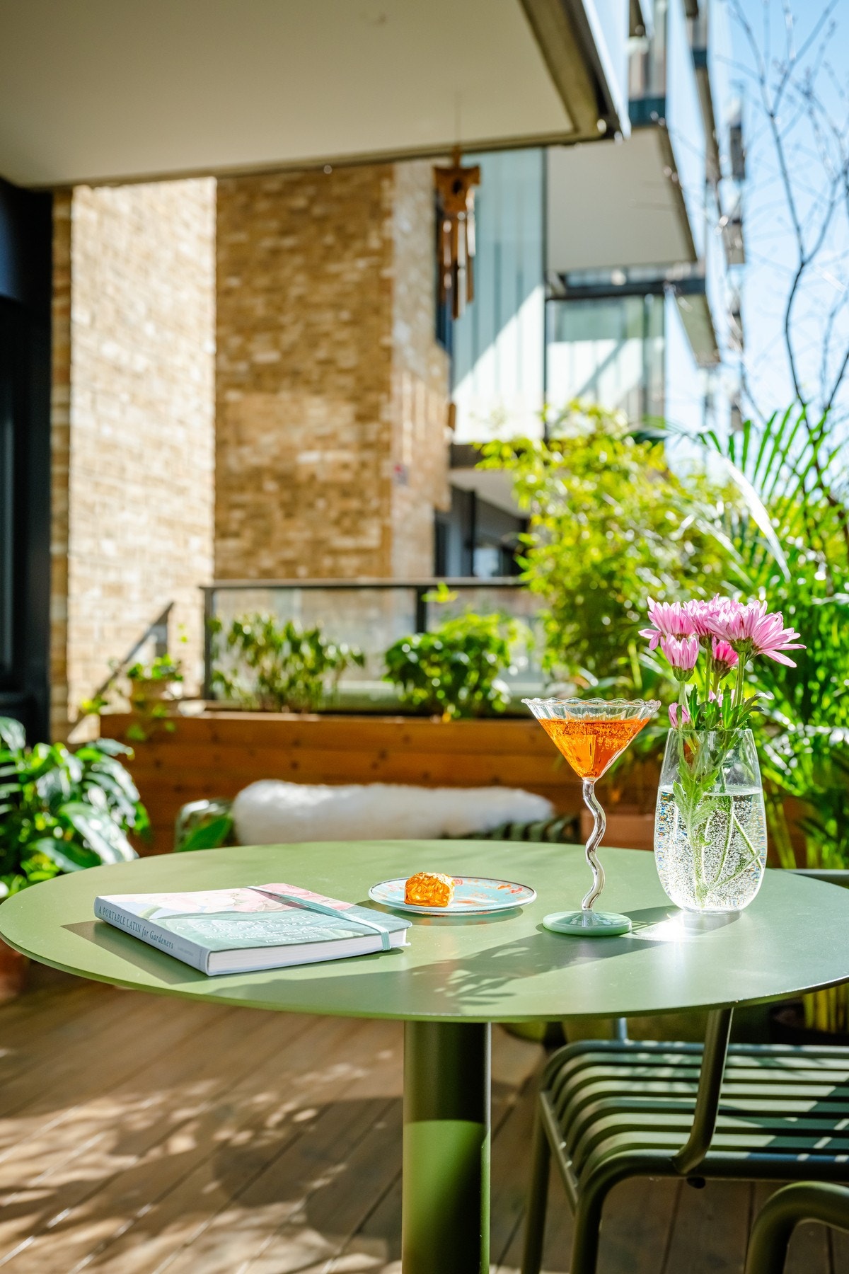 Her kan man nyte mange sene sommerkvelder, terrassen er virkelig plassen å invitere familie eller venner på hyggelige lag. Galleribilde