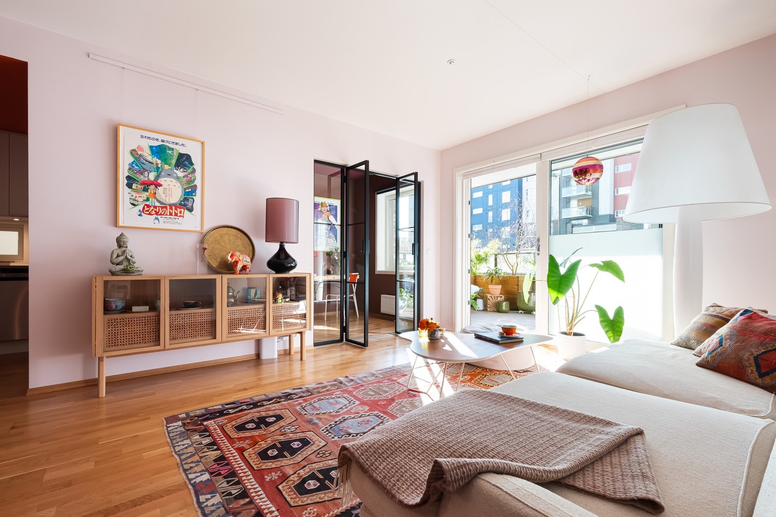 Det er en stilig smijernsglassdør mellom stuen og det ene soverommet som gir leiligheten et unikt og moderne uttrykk, samtidig som det optimaliserer lysforholdene i leiligheten og utnytter bruken av arealet bedre. Galleribilde