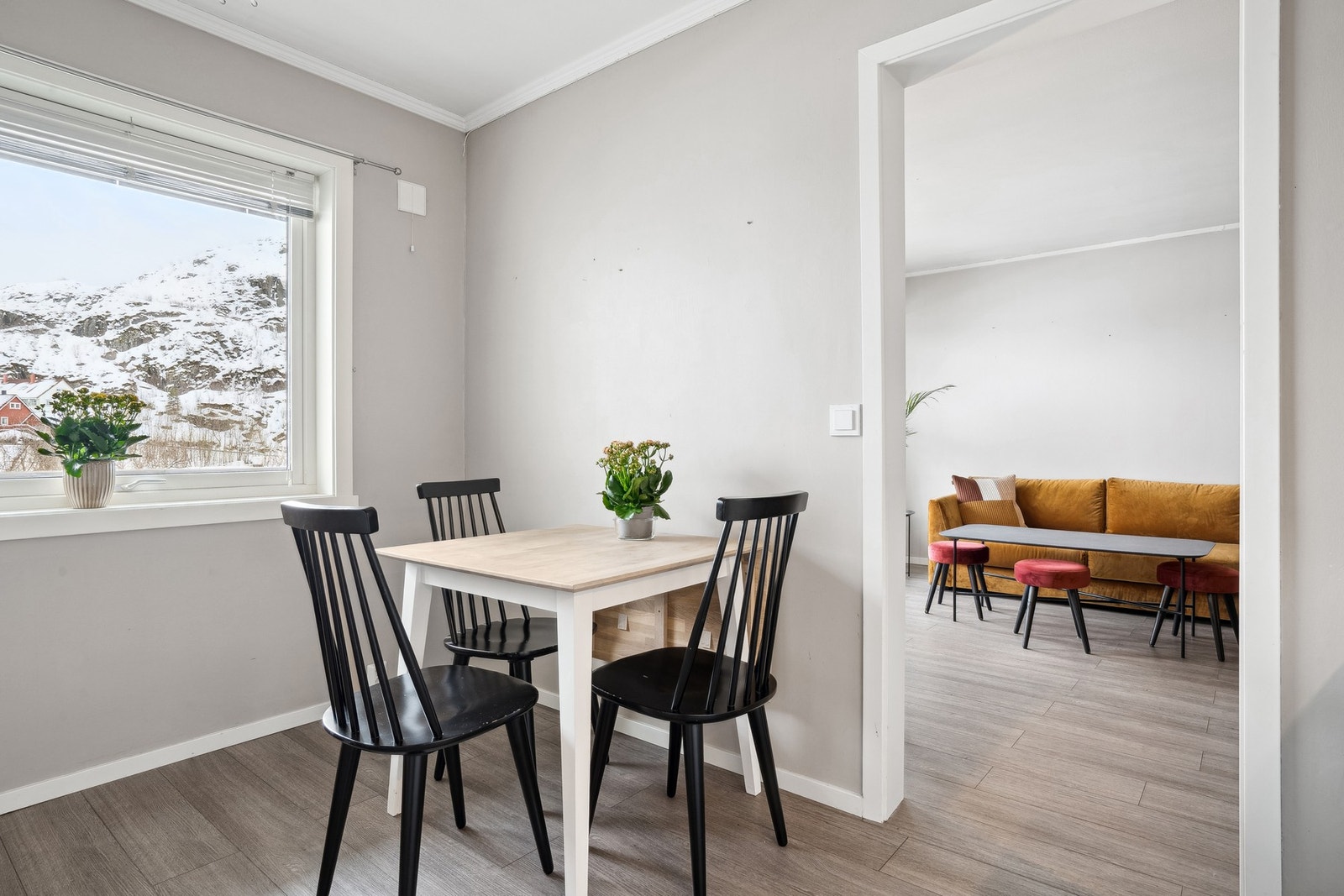 Kjøkkenet er i dag innredet med et lite frokostbord. Galleribilde