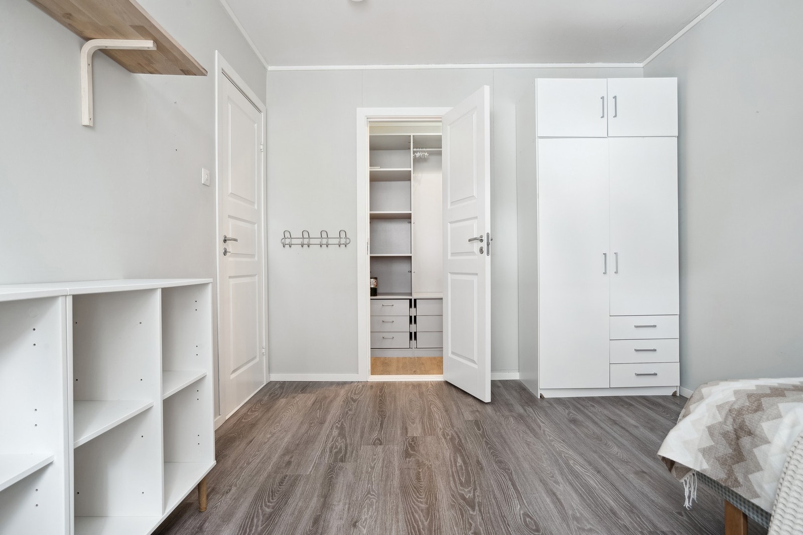 Plass til dobbeltseng og garderobeskap. I tillegg er det walk-in closet. Galleribilde
