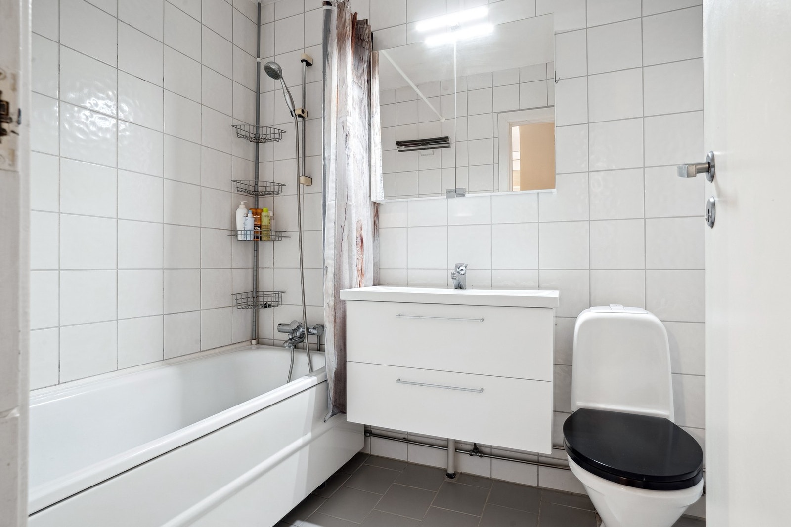 Badet er flislagt på både vegger og gulv. Galleribilde