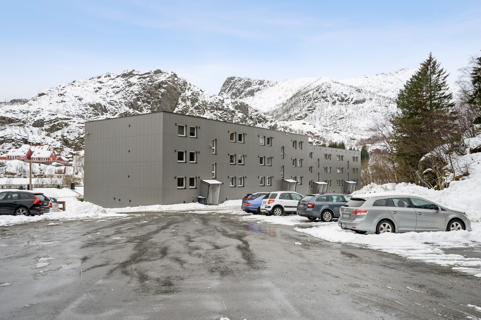 Fra eiendommen er det kort avstand til matbutikk og bensinstasjon, samt inn til Svolvær sentrum hvor man finner alt man trenger i hverdagen sin. Galleribilde