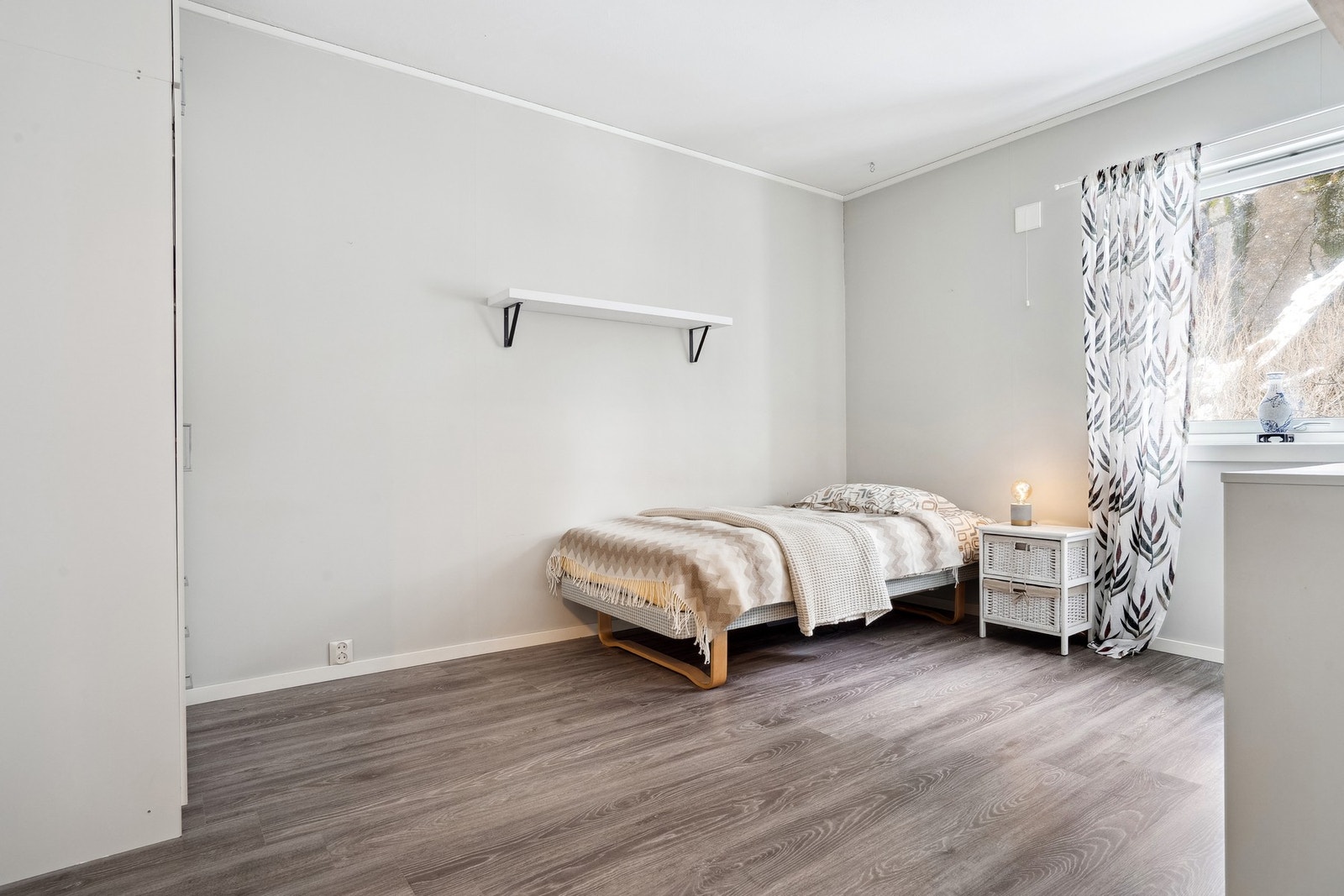 Leiligheten byr på 2 soverom, her ser man hovedsoverommet. Galleribilde