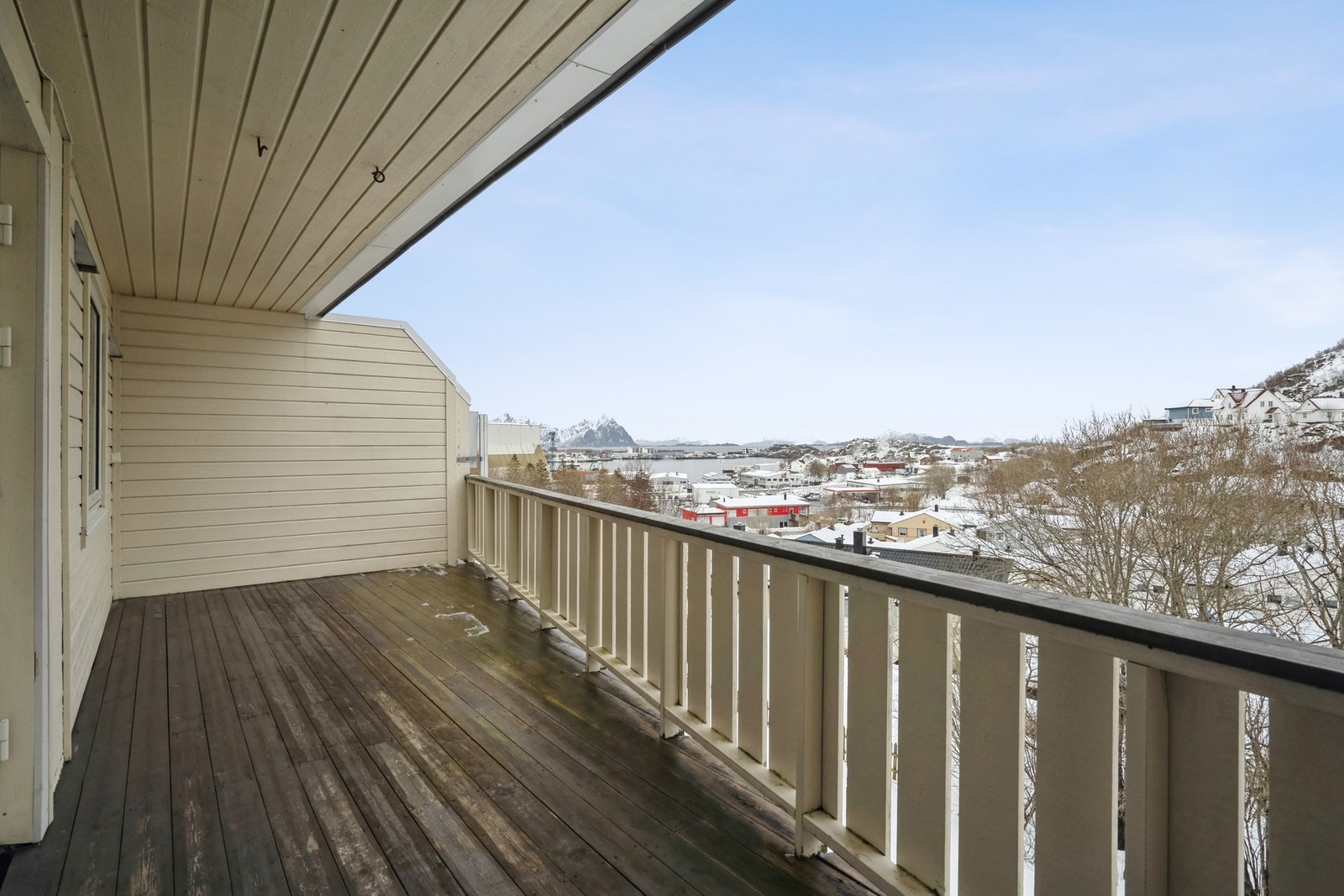 Verandaen byr på plass til utemøbler og en flott utsikt. Galleribilde