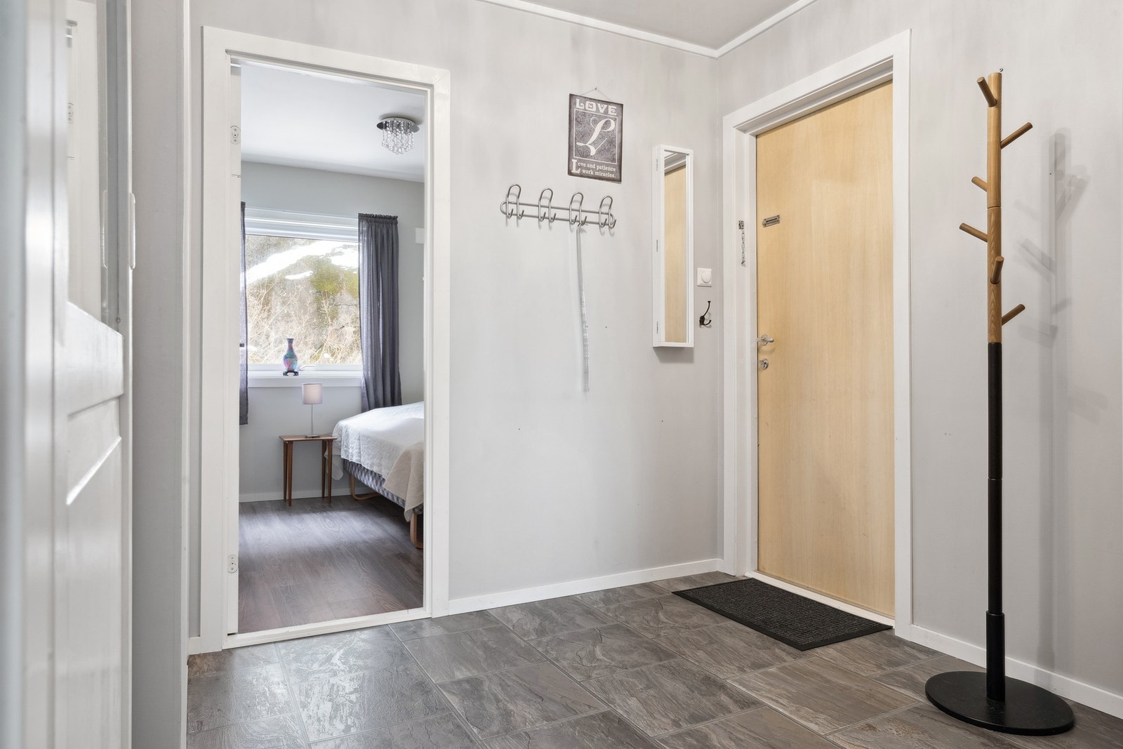 Romslig entrè/gang med praktisk skyvedørsgarderobe Galleribilde