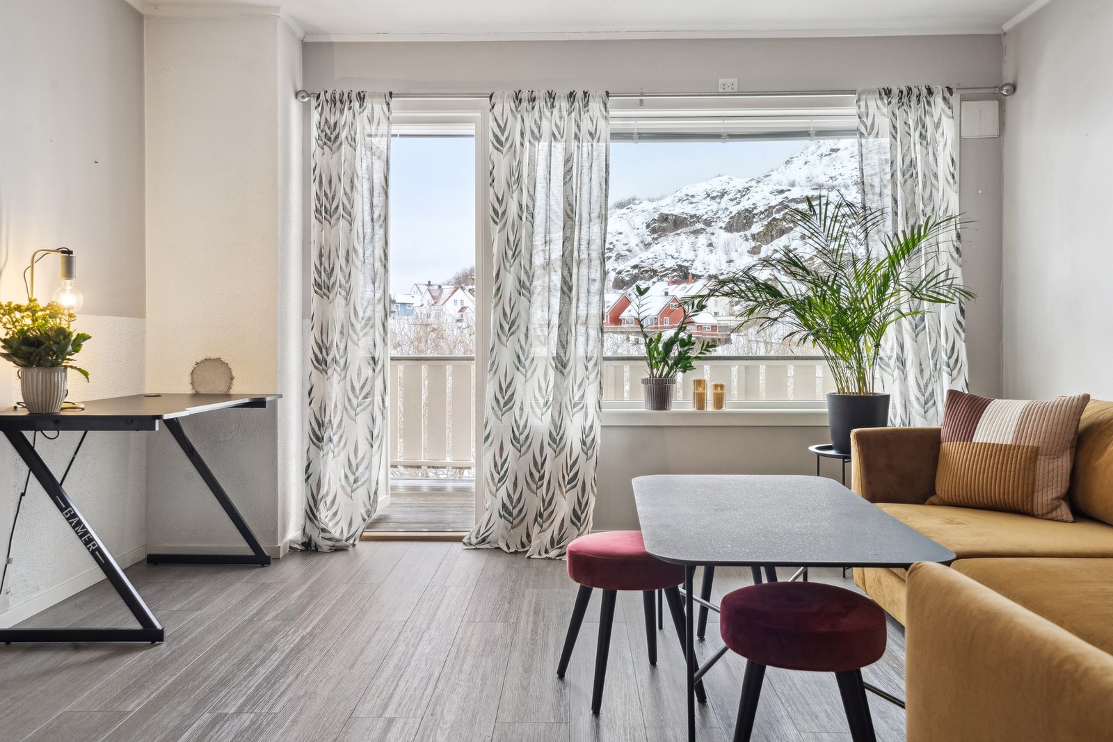 Fra stuen er det også utgang til delvis overbygd veranda. Galleribilde