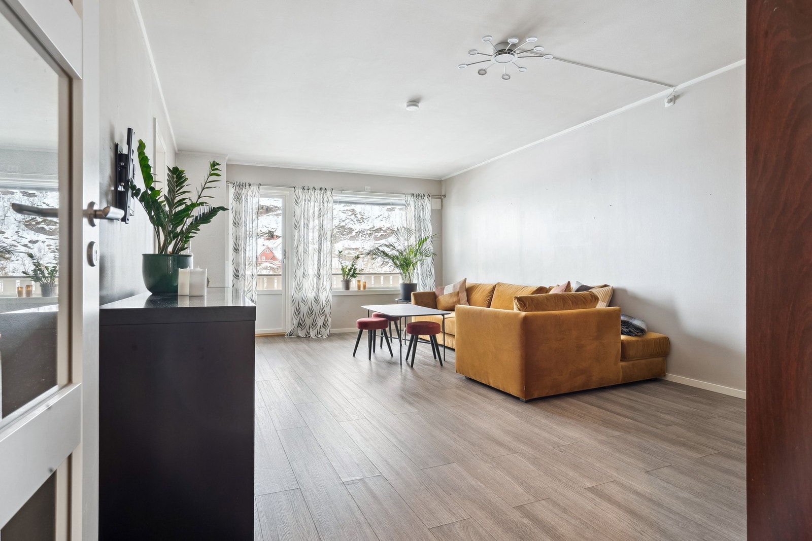 Stuen byr på store vindusflater i front som slipper inn rikelig med dagslys. Galleribilde