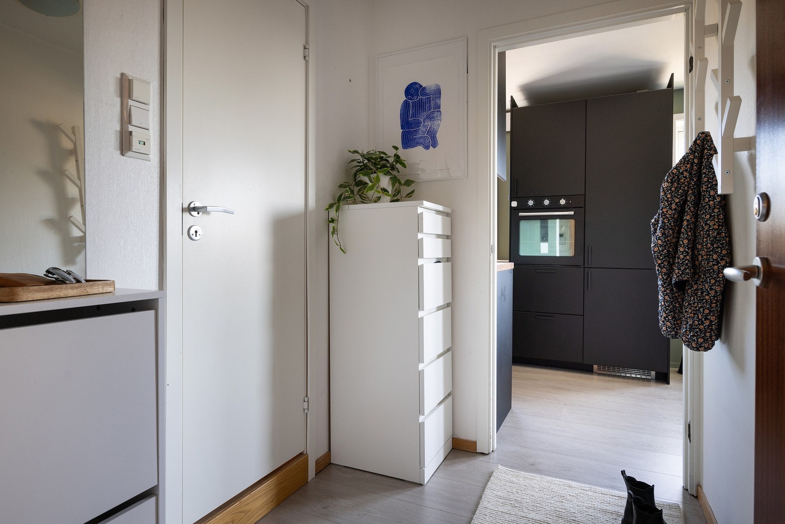 Lys og praktisk entrè med plass til oppbevaring av yttertøy. Galleribilde