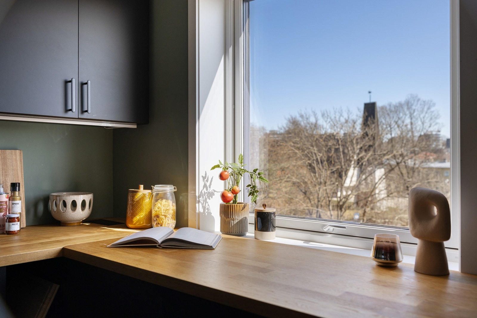 Godt med skap- og benkeplass. Galleribilde