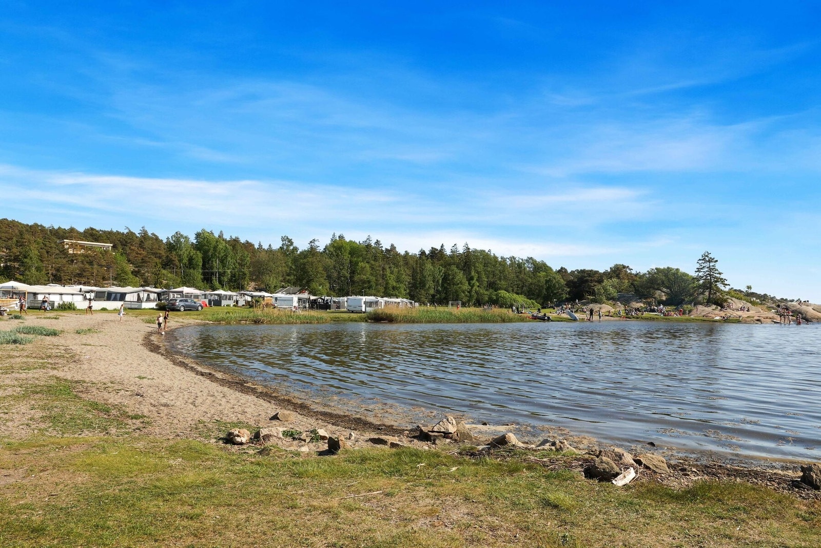 Flere fine badeplasser i gangavstand fra hytta, her fra Enhuskilen Galleribilde