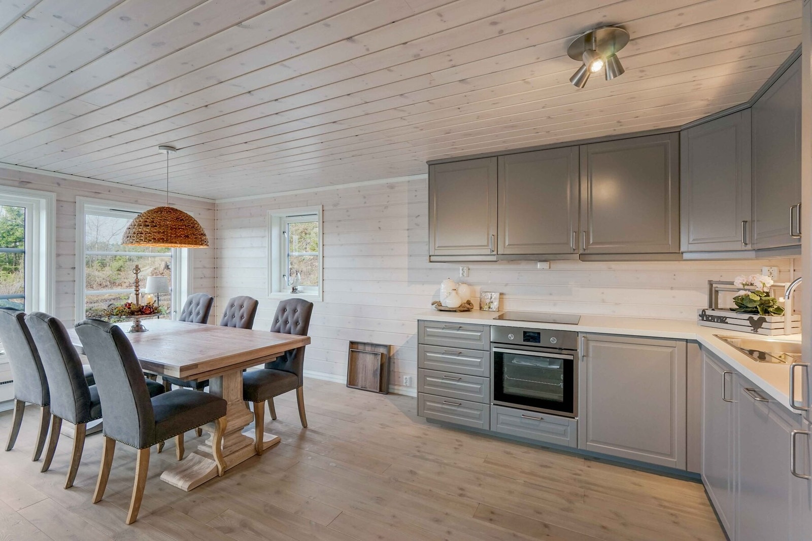 Stue/kjøkken er på hele 37m2 og med god plass til familie og venner. Foto fra en tilsvarende hytte. Galleribilde