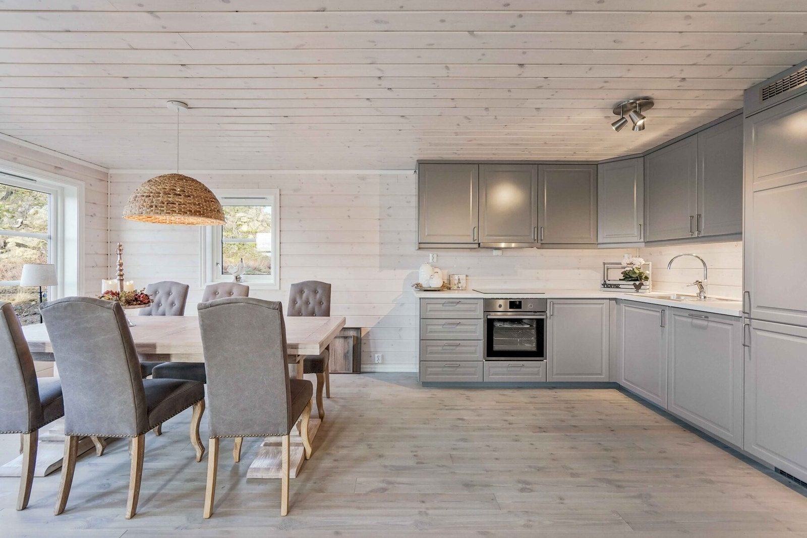 Kjøkkeninnredning fra Norema medfølger. Foto fra en tilsvarende hytte. Galleribilde